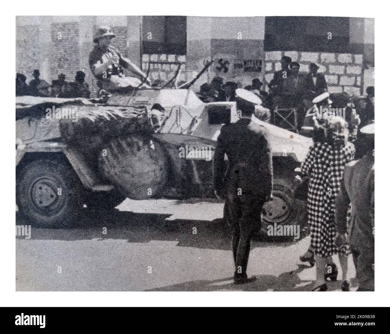 Nazi-panzertruppen, die in Benghazi ankommen. Fotografiert von Heinrich Hoffmann. Heinrich Hoffmann (12. September 1885 - 15. Dezember 1957) war Adolf Hitlers offizieller Fotograf und ein Nazi-Politiker und Verleger, der Mitglied des intimen Hitlerkreises war. Stockfoto