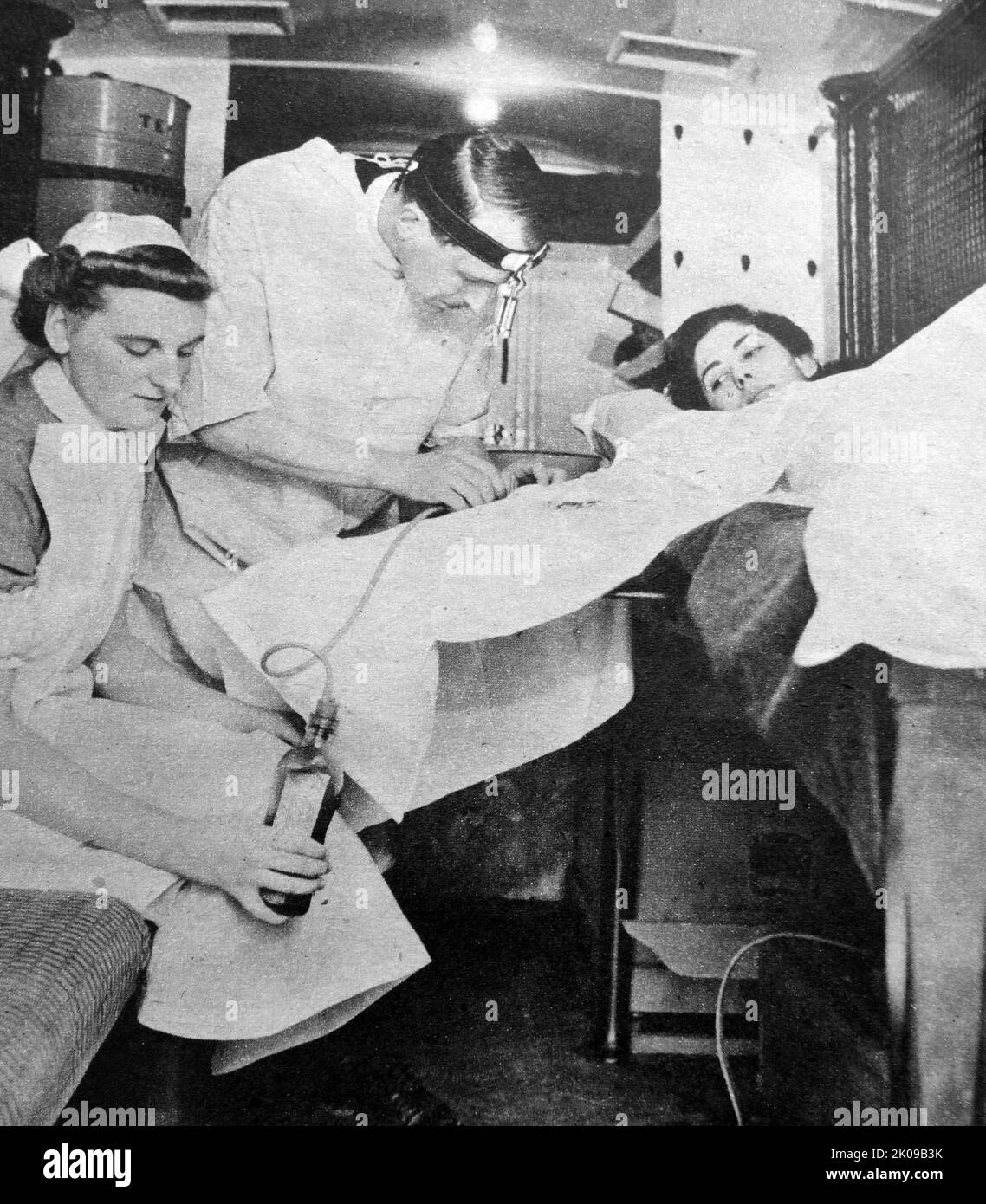 Mobile Blutspendeeinheit in einem Dorf mit Krankenschwestern und Spendern. Stockfoto