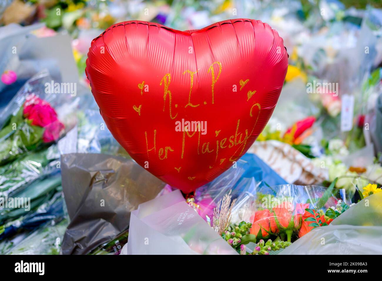 London, 10.. September 2022. Im Green Park werden Tausende von Blumen an Ihre Majestät Königin Elizabeth II. Gezollt, viele davon begleitet von Botschaften von Erwachsenen und Kindern. Stockfoto