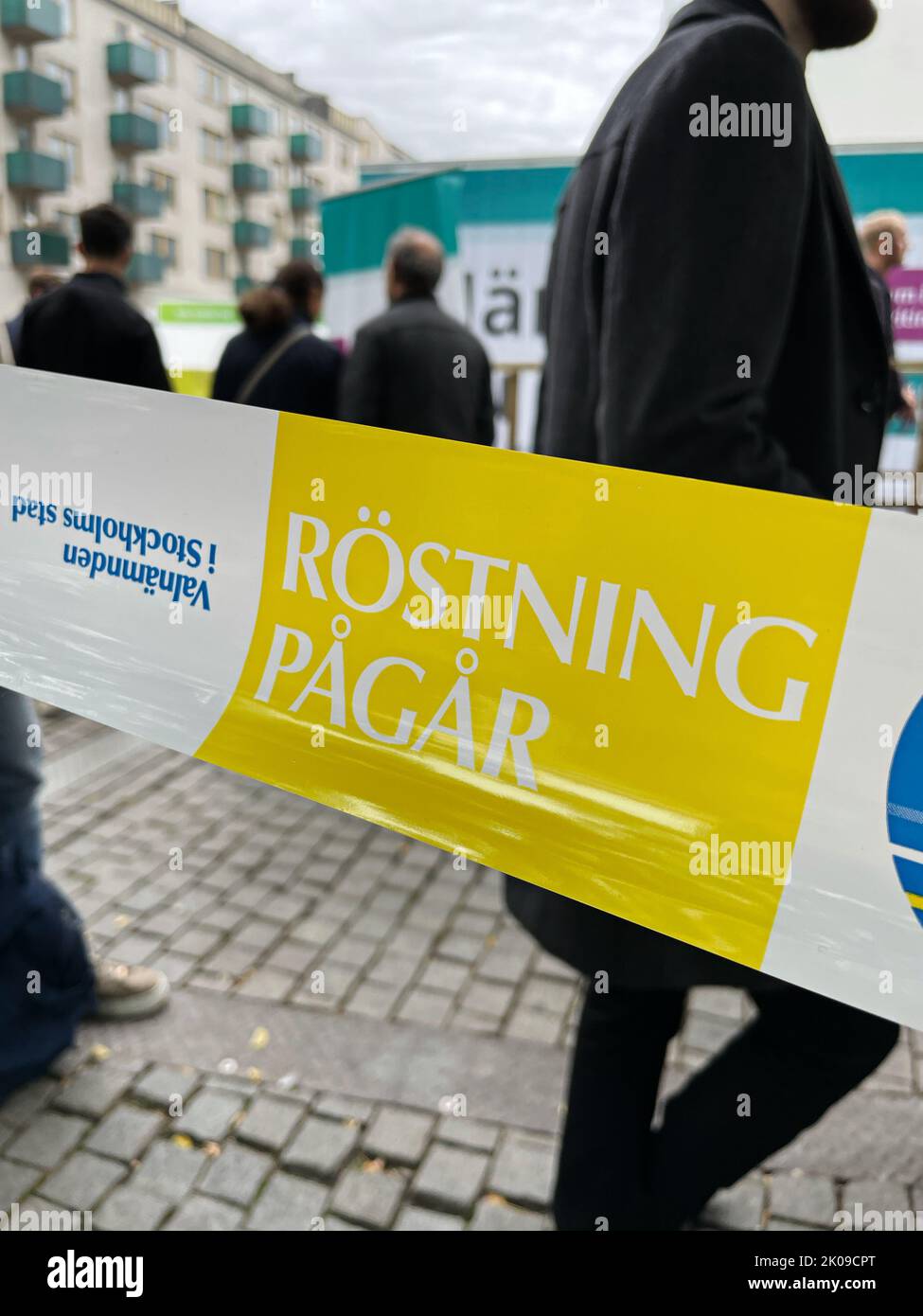 Stockholm, Schweden - September 10 2022: Unterschreiben Sie auf Schwedisch mit der Information, dass die Abstimmung stattfindet. Im Hintergrund: Personen, die sich in der Warteschlange der Abfragestation befinden Stockfoto