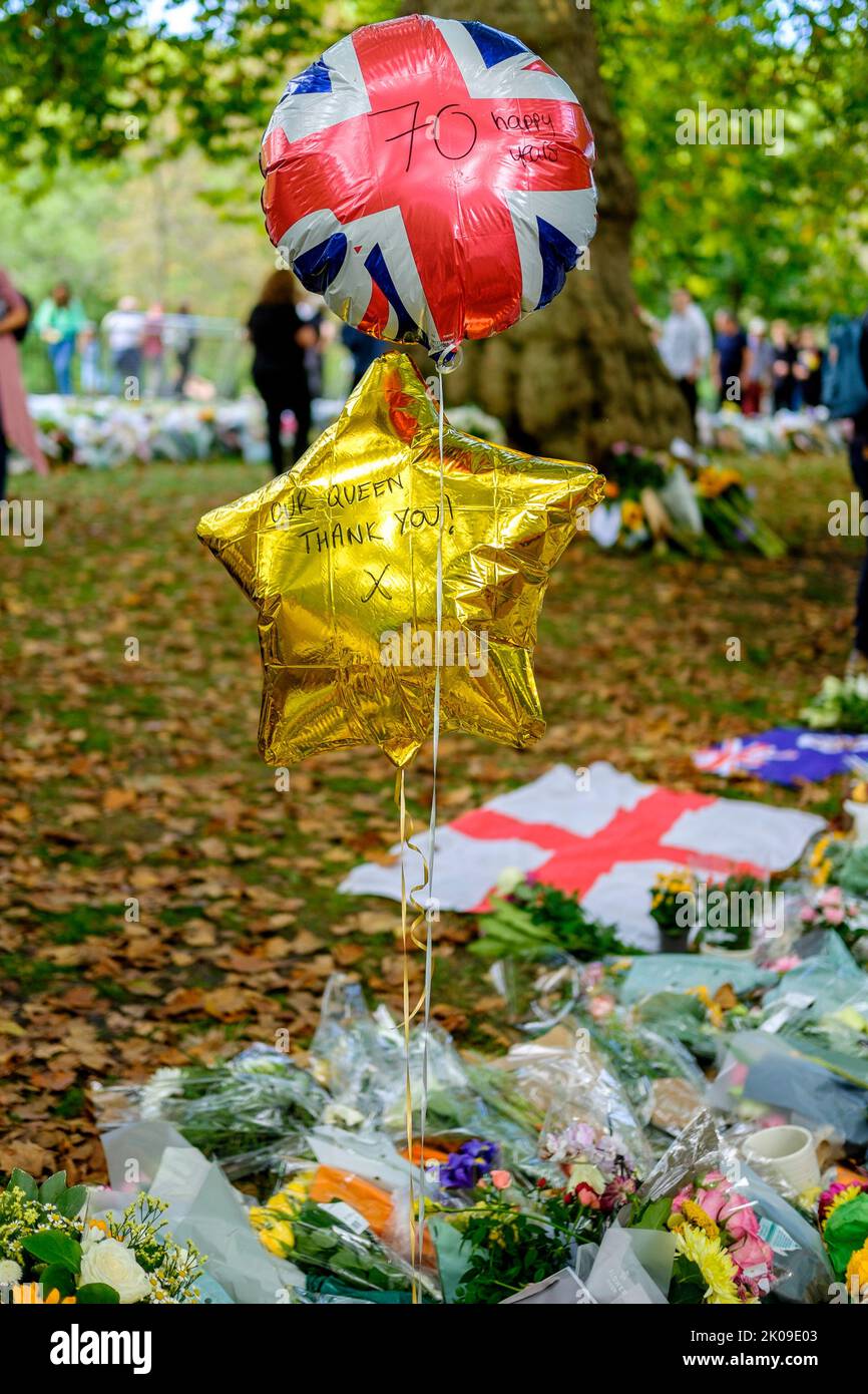 London, 10.. September 2022. Im Green Park werden Tausende von Blumen an Ihre Majestät Königin Elizabeth II. Gezollt, viele davon begleitet von Botschaften von Erwachsenen und Kindern. Stockfoto