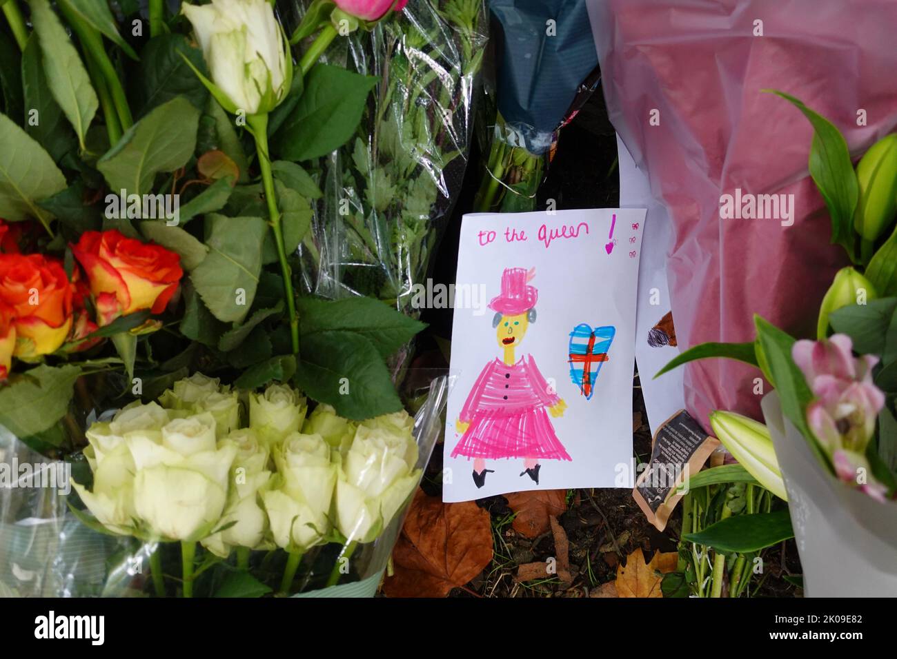 10.. September 2002 - Tausende strömen über den Green Park zum Buckingham Palace, um ihren Respekt zu zollen und den Tod von Königin Elizabeth II zu bekümmern Stockfoto