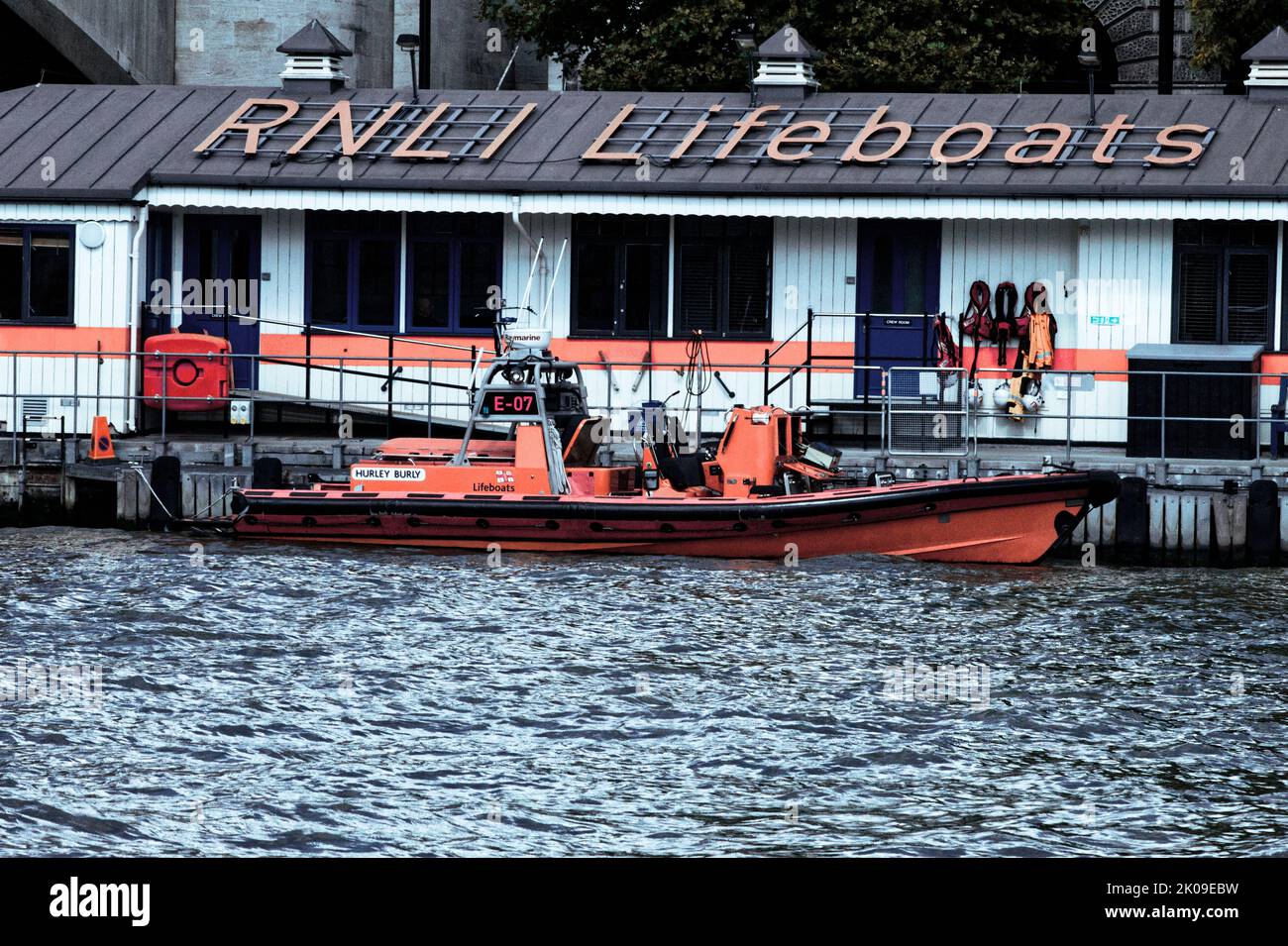 Eine der vielen Rettungsbootstationen im Zentrum von London an der Themse. Stockfoto