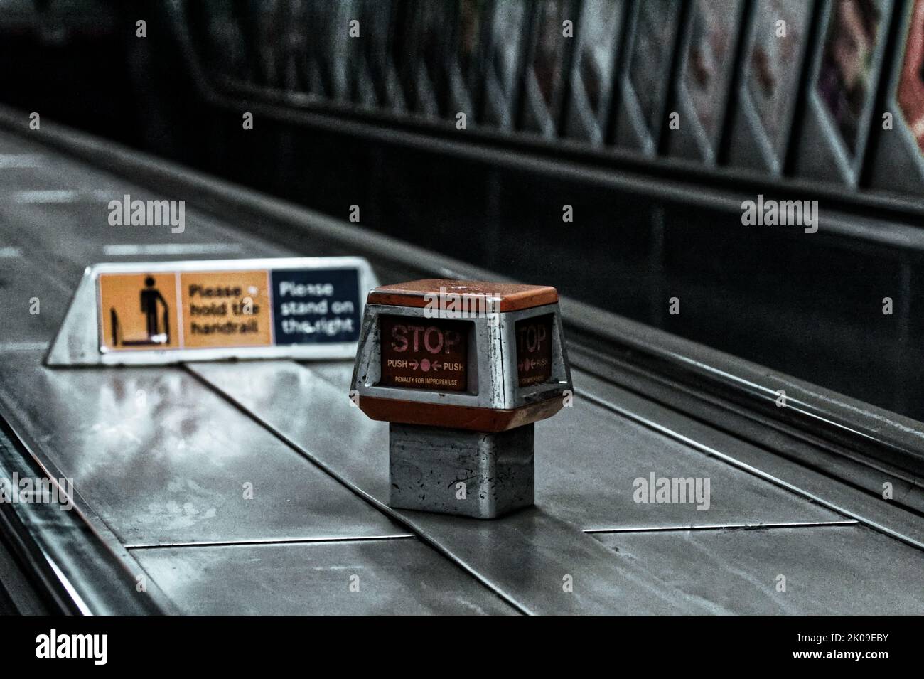 Ein Not-aus-Schalter für eine Rolltreppe in der Londoner U-Bahn. Stockfoto