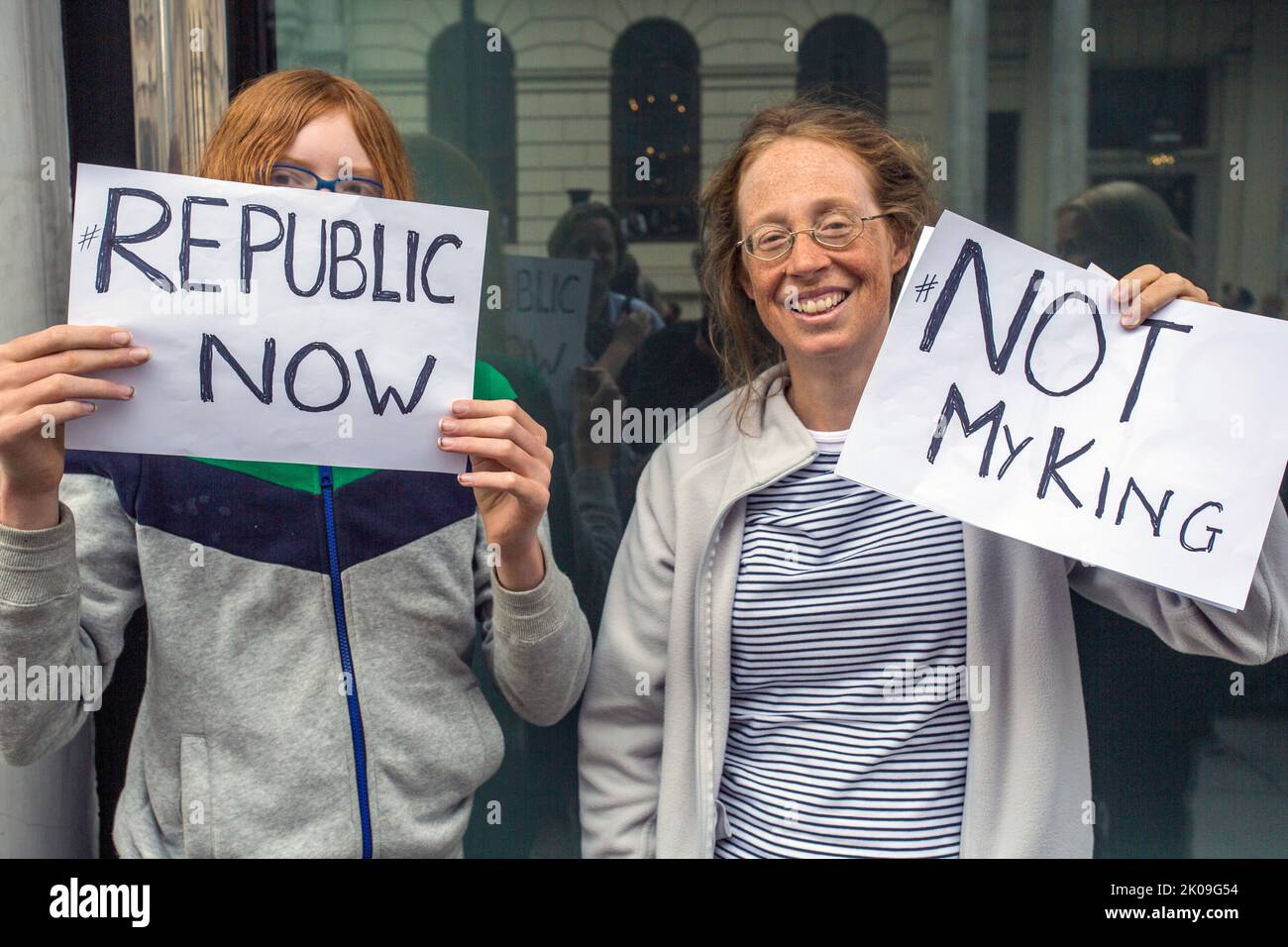 London UK 10. September 2022 -Demonstranten halten einen "nicht mein König" und "Republik" nun vor dem St. James's Palace, als König Karl III. Zum neuen Monarchen erklärt wird.Foto Horst A. Friedrichs Alamy Live News Stockfoto