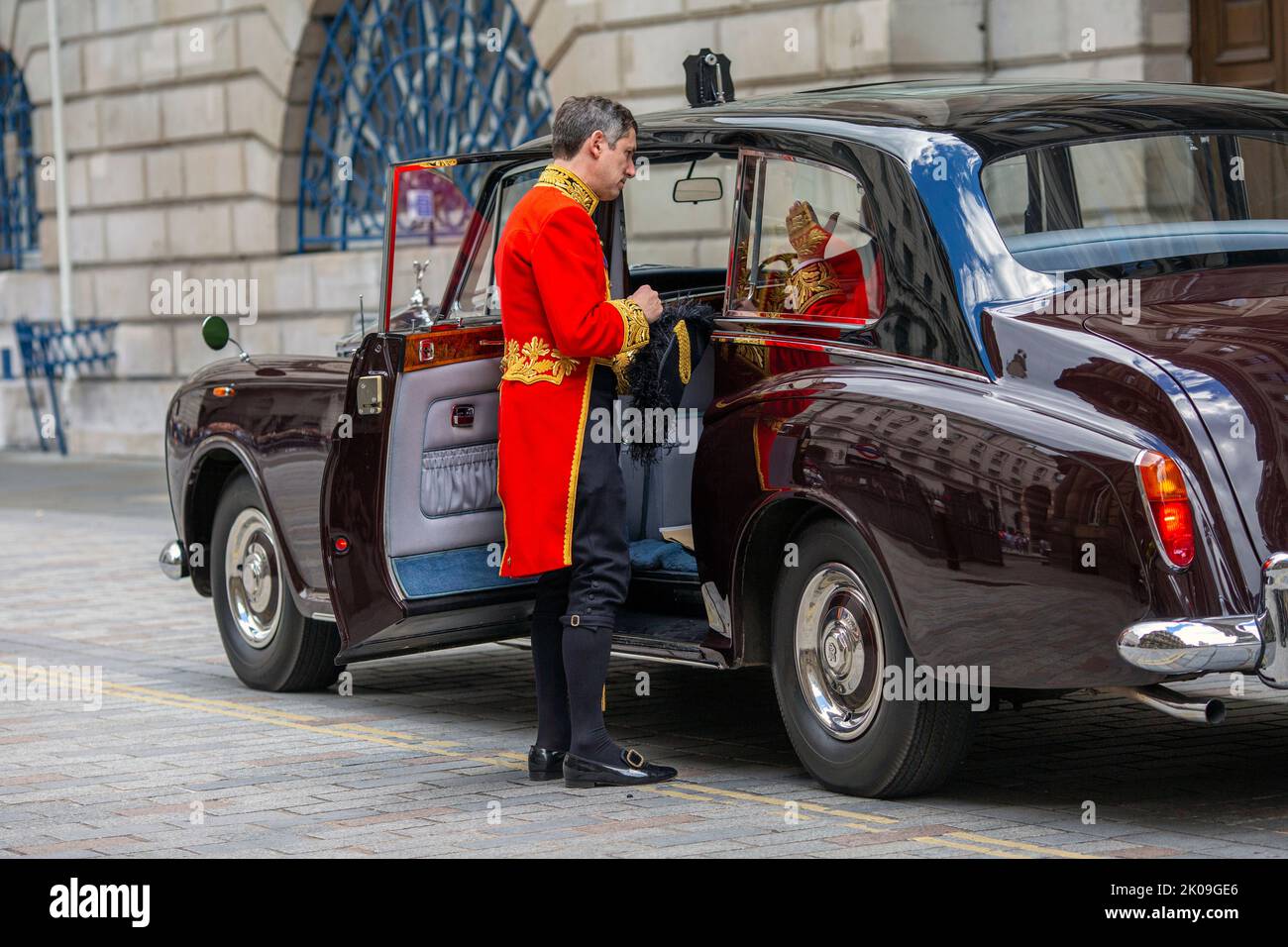 Mitglied des Beitritts-Rates steht neben einem Rolls Royce vor der Royal Exchange in der City of London, nach der Lesung der Proklamation des Beitritts von König Karl III. Auf dem Foto-Datum: Samstag, 10. September 2022: Foto Horst A. Friedrichs Alamy Live News Stockfoto