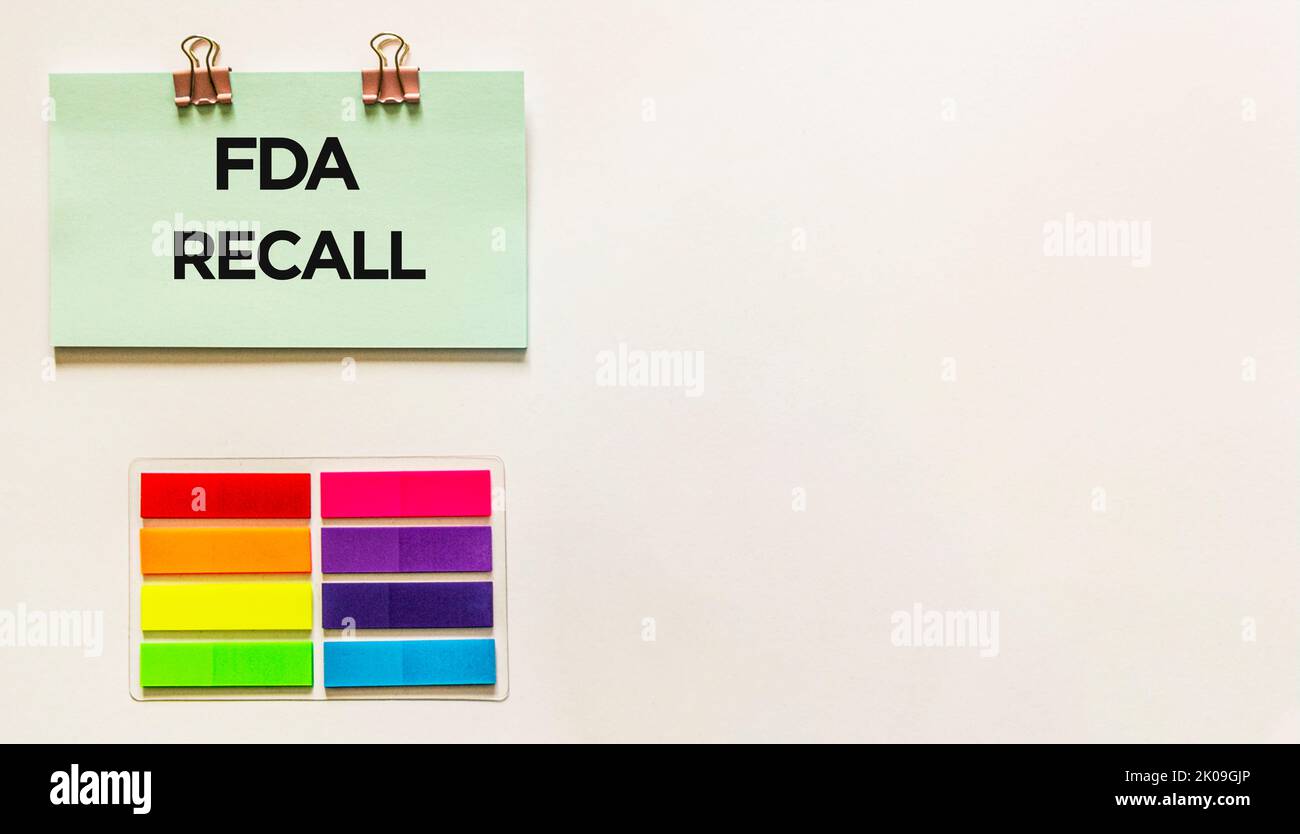 FDA-Prüfung. Text auf Papier auf weißem Hintergrund, neben farbigen Aufklebern Stockfoto