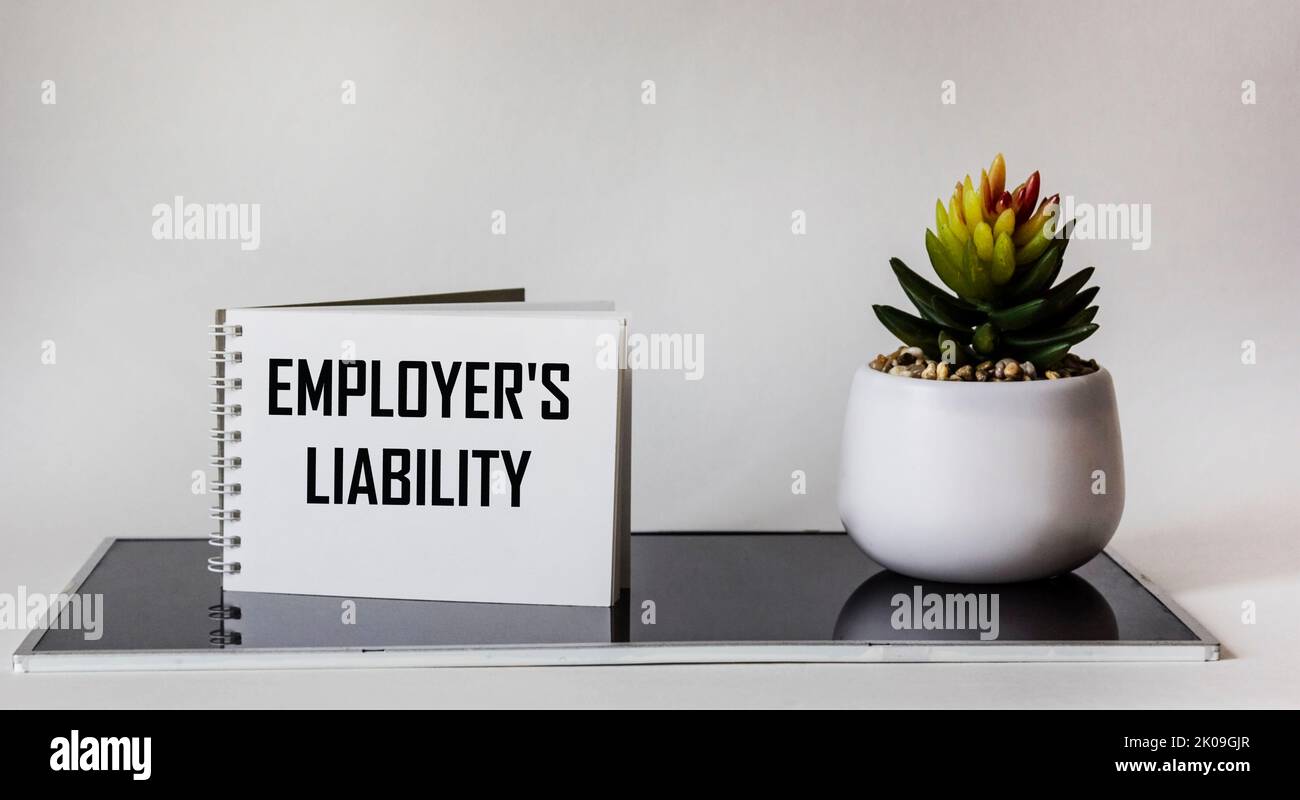 Verantwortung des Arbeitgebers. Text auf einem Notizblock auf weißem und schwarzem Hintergrund. Geschäftskonzept Stockfoto