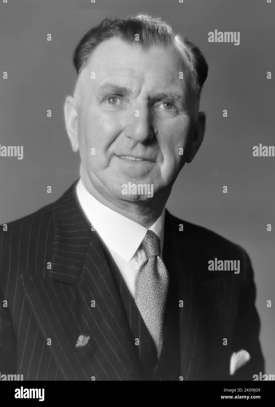 Sir Sidney Holland (1893 - 1961), neuseeländischer Politiker, der vom 13. Dezember 1949 bis zum 20. September 1957 als Premierminister von Neuseeland 25. diente. Er war maßgeblich an der Gründung und Konsolidierung der neuseeländischen Nationalpartei beteiligt, die die neuseeländische Politik für einen Großteil der zweiten Hälfte des 20.. Jahrhunderts dominieren sollte. Stockfoto