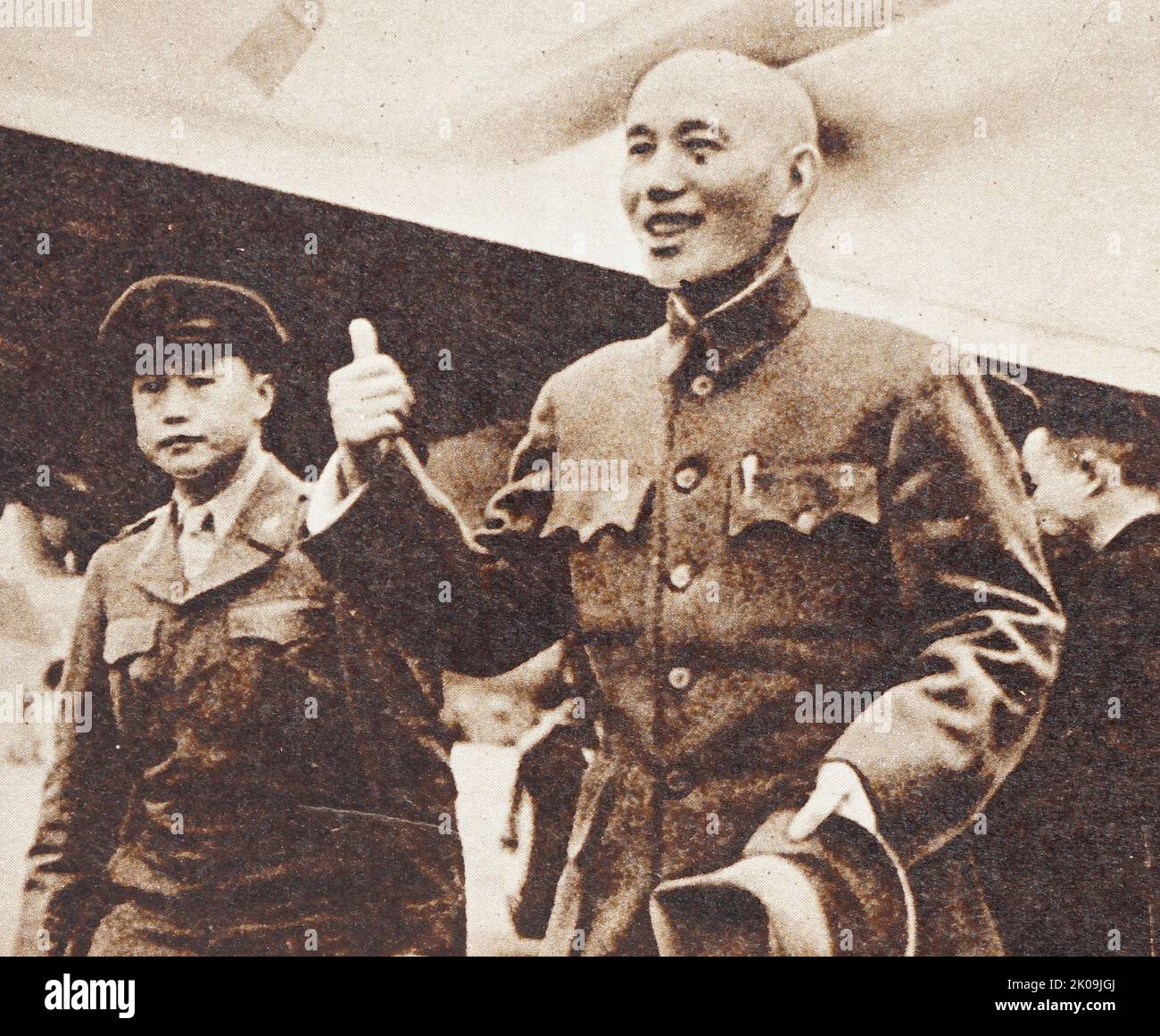 Am 10. Dezember 1949 belagerten chinesische kommunistische Truppen Chengdu, die letzte von der KMT kontrollierte Stadt auf dem chinesischen Festland, wo Chiang Kai-shek und sein Sohn Chiang Ching-kuo die Verteidigung an der Zentralen Militärakademie Chengtu anrichteten. Der Vater und Sohn Chiang Kai-shek wurden mit einem Flugzeug namens May-Ling über Guangdong nach Taiwan evakuiert und kamen am selben Tag an. Stockfoto