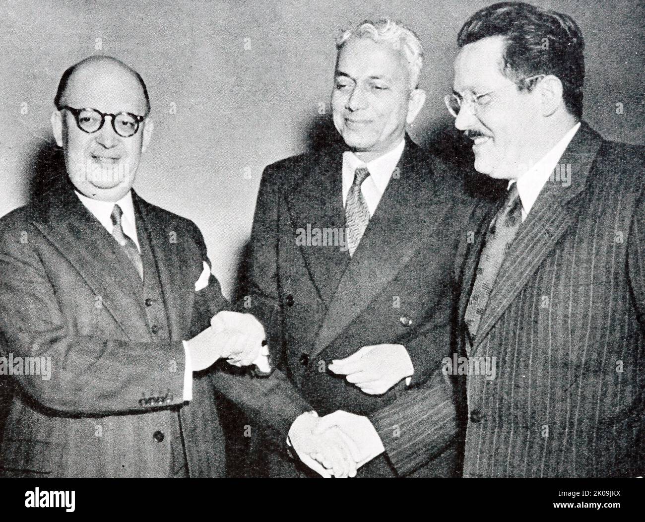 Neue Mitglieder des UN-Sicherheitsrates: Homero Viteri Lafonte (Equador), Sir Benegal Narsing Rau (Indien) und Edvard Kardelj (Jugoslawien). Sir Benegal Narsing Rau, CIE, (26. Februar 1887 - 30. November 1953) war ein indischer Beamter, Jurist, Diplomat und Staatsmann, bekannt für seine Schlüsselrolle bei der Ausarbeitung der Verfassung Indiens. Edvard Kardelj (27. Januar 1910 - 10. Februar 1979) war ein jugoslawischer Politiker und Ökonom. Stockfoto