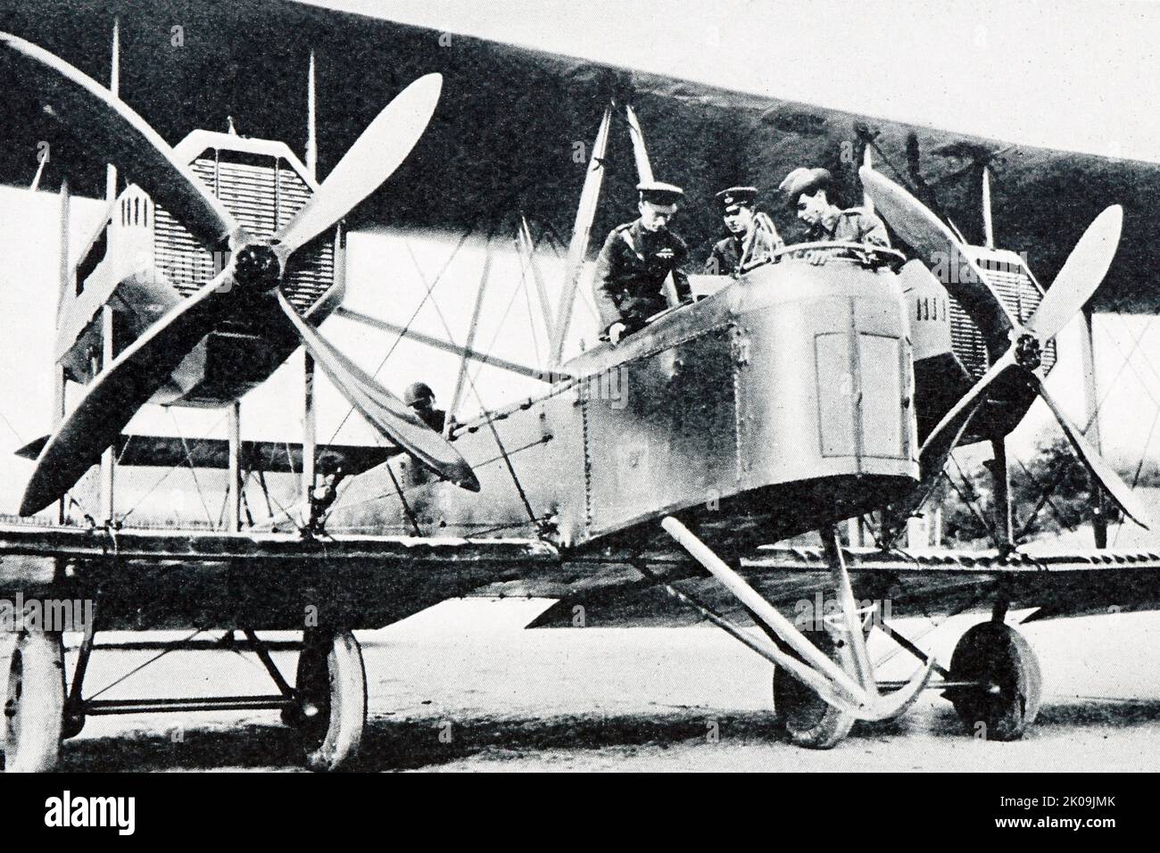 Erster Flug von England nach Australien im Jahr 1919. Vickers konvertierte Vimy Bomber (G-EAOU), der von Captain Ross Macpherson Smith mit seinem Bruder Lieutenant Keith Macpherson Smith als Co-Pilot und Mechaniker Sergeant W.H. beehrt wurde (Wally) Shiers und Sergeant J.M. (Jim) Bennett. Der Vimy verließ Hounslow Heath um 8,30 Uhr am 12. November 1919. Sie flog über Lyon, Rom, Kairo, Damaskus, Basra, Karachi, Delhi, Kalkutta, Akyab, Rennbahn Rangun, Singora in Siam, Singapur, Batavia und Surabaya. Erreicht Darwin am 10. Dezember 1919 um 4,10pm Uhr. Stockfoto