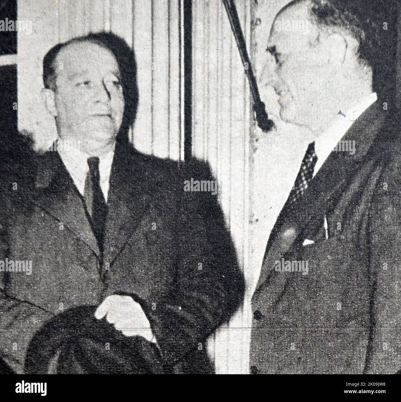 Henry Morgenthau, Jr. mit seinem Vater Henry Morgenthau. Henry Morgenthau, Jr. (11. Mai 1891 - 6. Februar 1967) war während der meisten Regierungszeit von Franklin D. Roosevelt Finanzminister der Vereinigten Staaten. Er spielte eine wichtige Rolle bei der Konzeption und Finanzierung des New Deal. Nach 1937, während er noch für das Finanzministerium verantwortlich war, spielte er die zentrale Rolle bei der Finanzierung der Teilnahme der Vereinigten Staaten am Zweiten Weltkrieg Henry Morgenthau (26. April 1856 - 25. November 1946) war ein in Deutschland geborener amerikanischer Rechtsanwalt und Geschäftsmann, der vor allem für seine Rolle als Botschafter im Osmanischen Reich während der WOR bekannt war Stockfoto