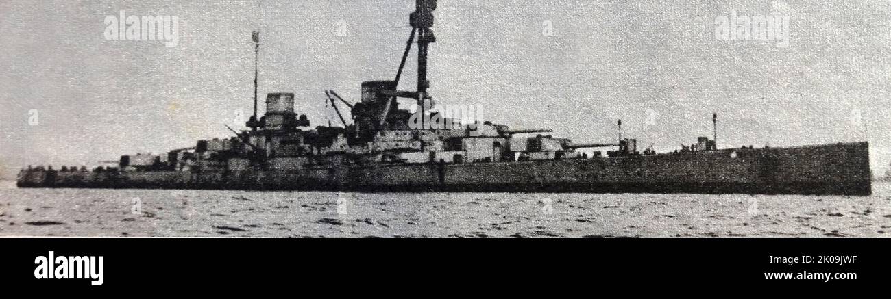 SMS Derfflinger, wie sie es war, als sie 1918 kapitulierte. SMS Derfflinger war ein Schlachtkreuzer der deutschen Kaiserlichen Marine, der Anfang 1910s während des englisch-deutschen Marinewaffenrennens erbaut wurde. Derfflinger wurde kurz nach Ausbruch des Ersten Weltkriegs 1914 fertiggestellt; nach ihrem Dienstantritt schloss sie sich den anderen deutschen Schlachtkreuzer in der I. Scouting-Gruppe der Hochseeflotte an, wo sie für die Dauer des Konflikts diente. Die Flotte führte im April 1918 eine letzte Operation durch, bei der es nicht gelang, einen britischen Konvoi nach Norwegen abzufangen. Stockfoto