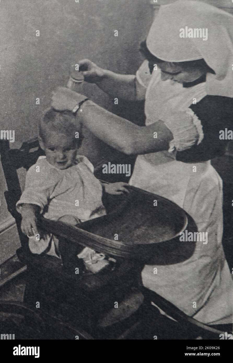 2. Weltkrieg, ein Kind mit ihrer Krankenschwester in England, 1945. Stockfoto