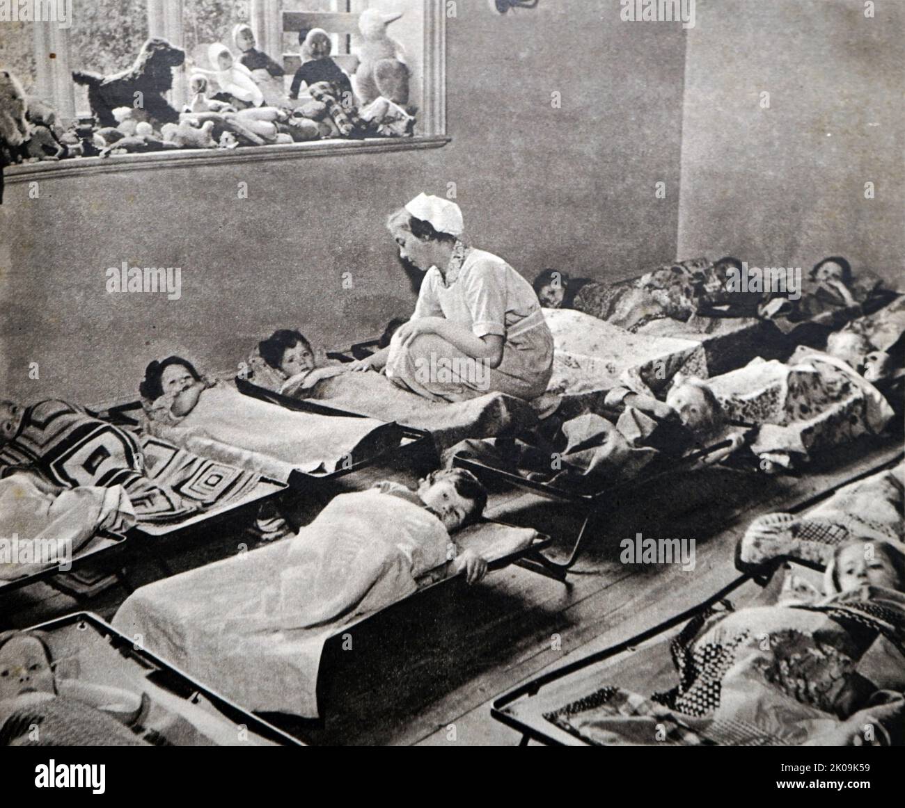 Home Front im Zweiten Weltkrieg: Kinderflüchtlinge in ihrer Kinderstube. Stockfoto