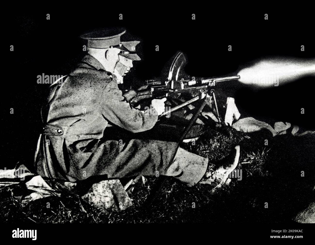 Soldaten der britischen Armee feuerten während des Zweiten Weltkriegs ein Maschinengewehr Stockfoto