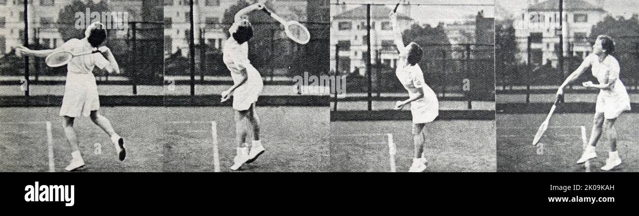 Tennisspieler Jean Nicoll zeigt einen Aufschlag. Fotosequenz des Schlaganfalls eines Aufschlags im Tennis. Stockfoto