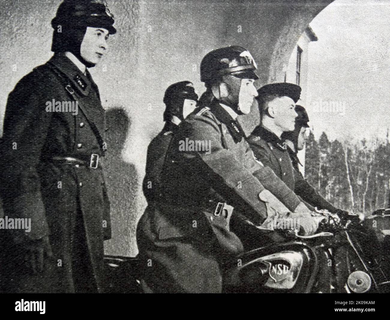 Motorradfahrer in der mechanisierten Einheit von Nazi-Deutschland. Nazi-Deutschland, offiziell bekannt als Deutsches Reich von 1933 bis 1943, und das Großdeutsche Reich von 1943 bis 1945, war der deutsche Staat zwischen 1933 und 1945, als Adolf Hitler und die Nazi-Partei das Land kontrollierten und es in eine Diktatur verwandelten. Stockfoto