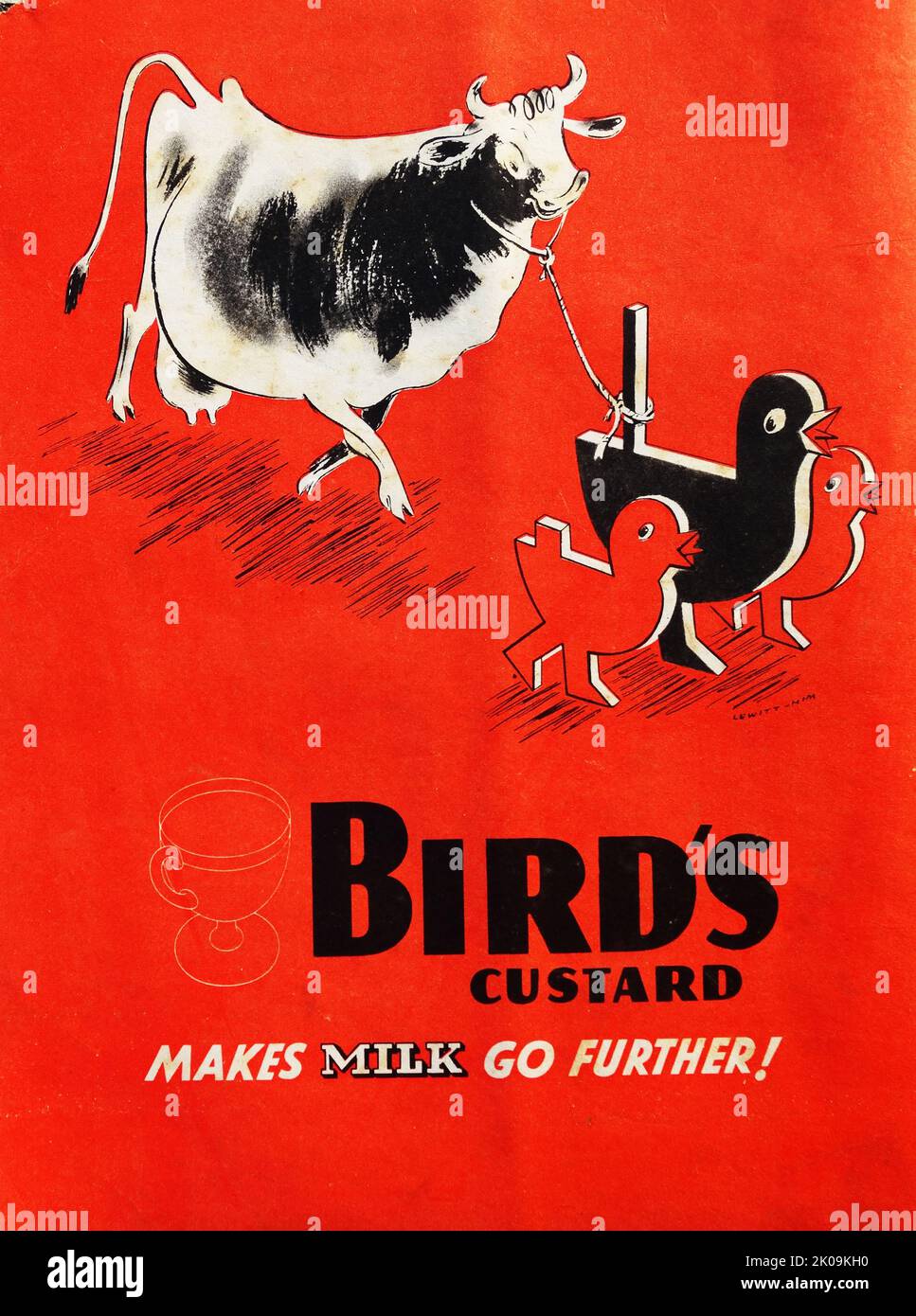 Zeitungsanzeige für Bird's Custard. Bird's Custard ist der Markenname für das ursprüngliche Puderpuder ohne Eier. Das Produkt ist ein Pulver auf Basis von Maismehl, das sich verdickt, um eine puderartige Sauce zu bilden, wenn es mit Milch vermischt und erhitzt wird. Stockfoto