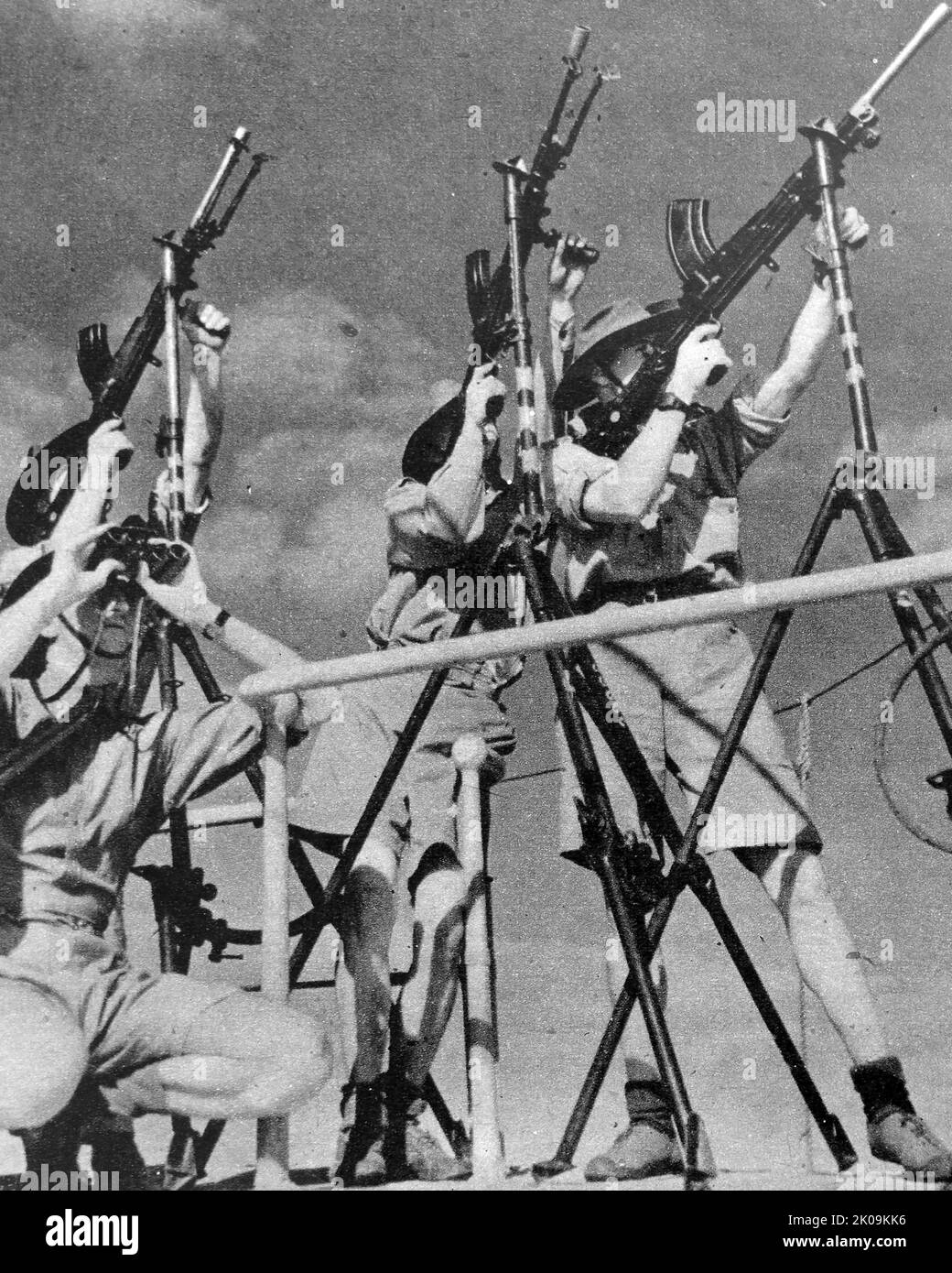 Truppen der britischen Armee bemechten automatische Gewehre, um plötzliche Luftangriffe von italienischen oder deutschen Kriegsflugzeugen auf ein Truppenschiff während des Zweiten Weltkriegs zu verhindern Stockfoto