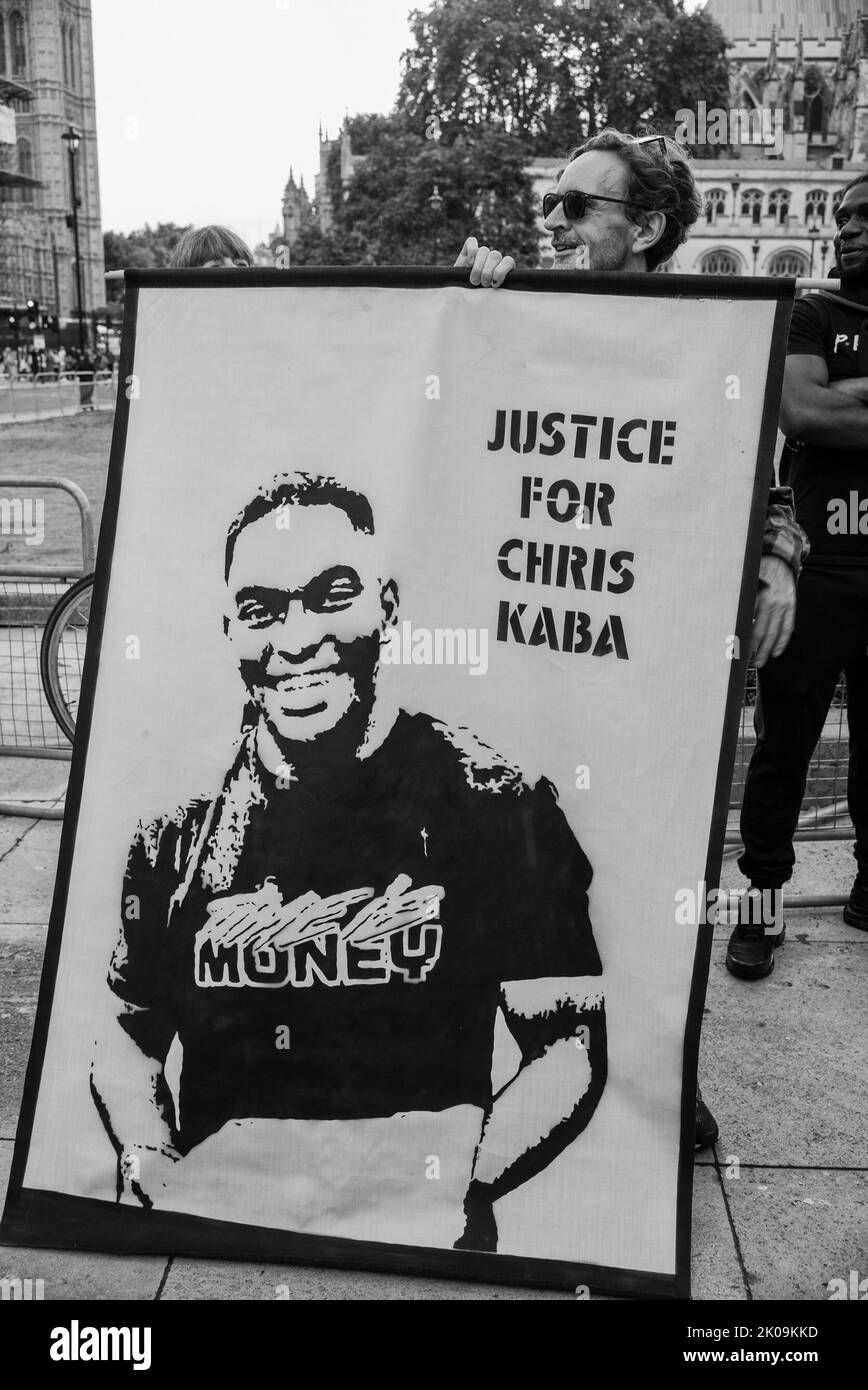 Demonstranten versammelten sich bei Scotland Yard und forderten Gerechtigkeit für Chris Kaba, der von der Polizei in Streatham, London, tödlich angeschossen wurde. Stockfoto