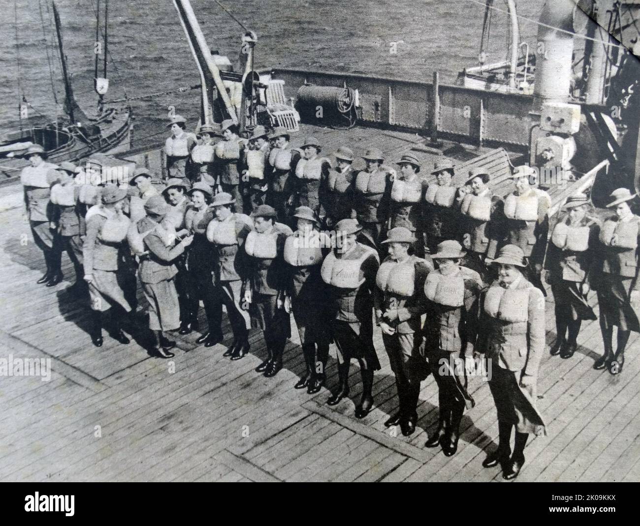 Stillende Schwestern mit britischen Truppen auf einem Truppenschiff während des Zweiten Weltkriegs Stockfoto