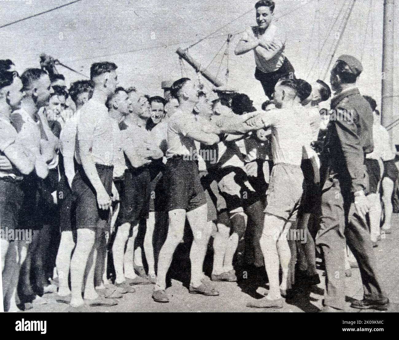 Truppen der britischen Armee, die während des Zweiten Weltkriegs auf einem Truppenschiff trainiert haben Stockfoto