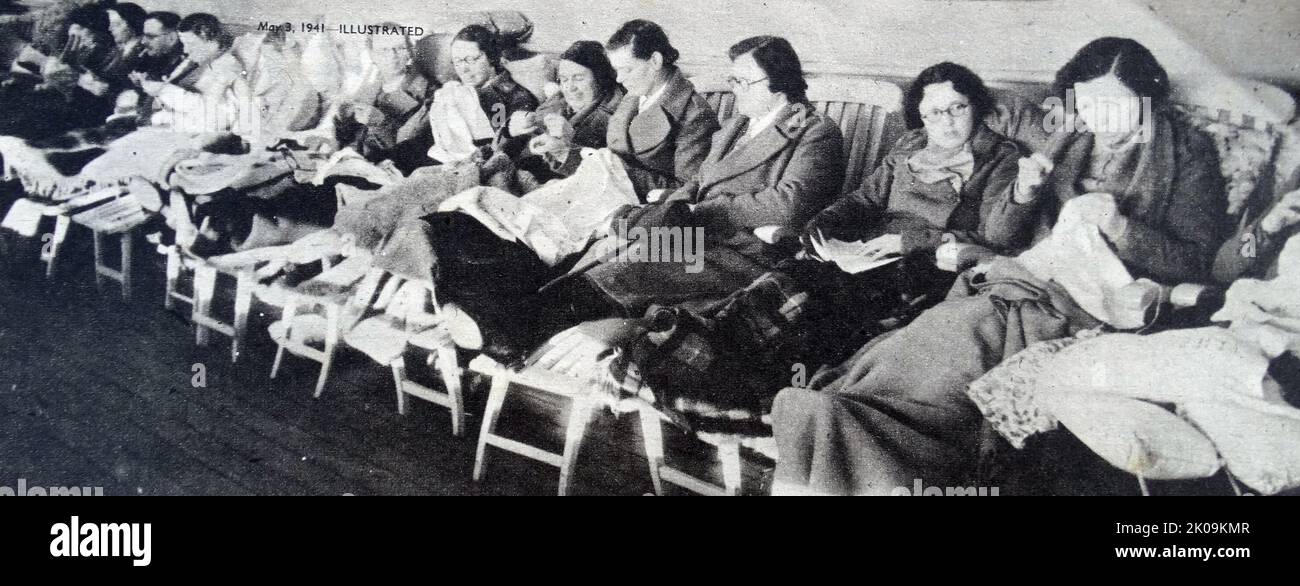 Krankenschwestern, die sich während des Zweiten Weltkriegs auf einem Truppenschiff entspannen Stockfoto
