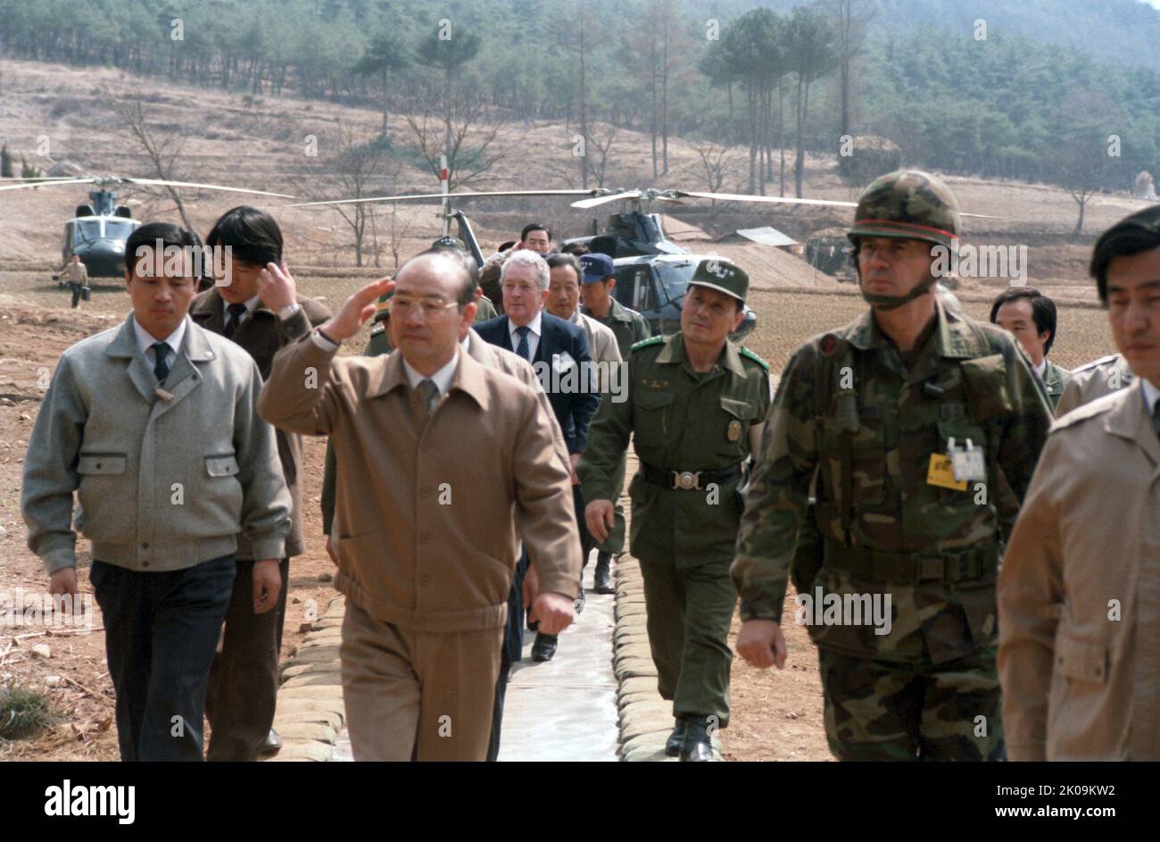 Der koreanische Präsident Chun Doo Hwan (Mitte) wird vom Generalmajor (MGEN) Claude M. Kicklighter, Kommandeur der 25. Infanterie-Division, bei seiner Ankunft im Divisionshauptquartier während des gemeinsamen US/südkoreanischen ÜBUNGSGEDANKEN '85 begleitet. 22. März 1985. Stockfoto