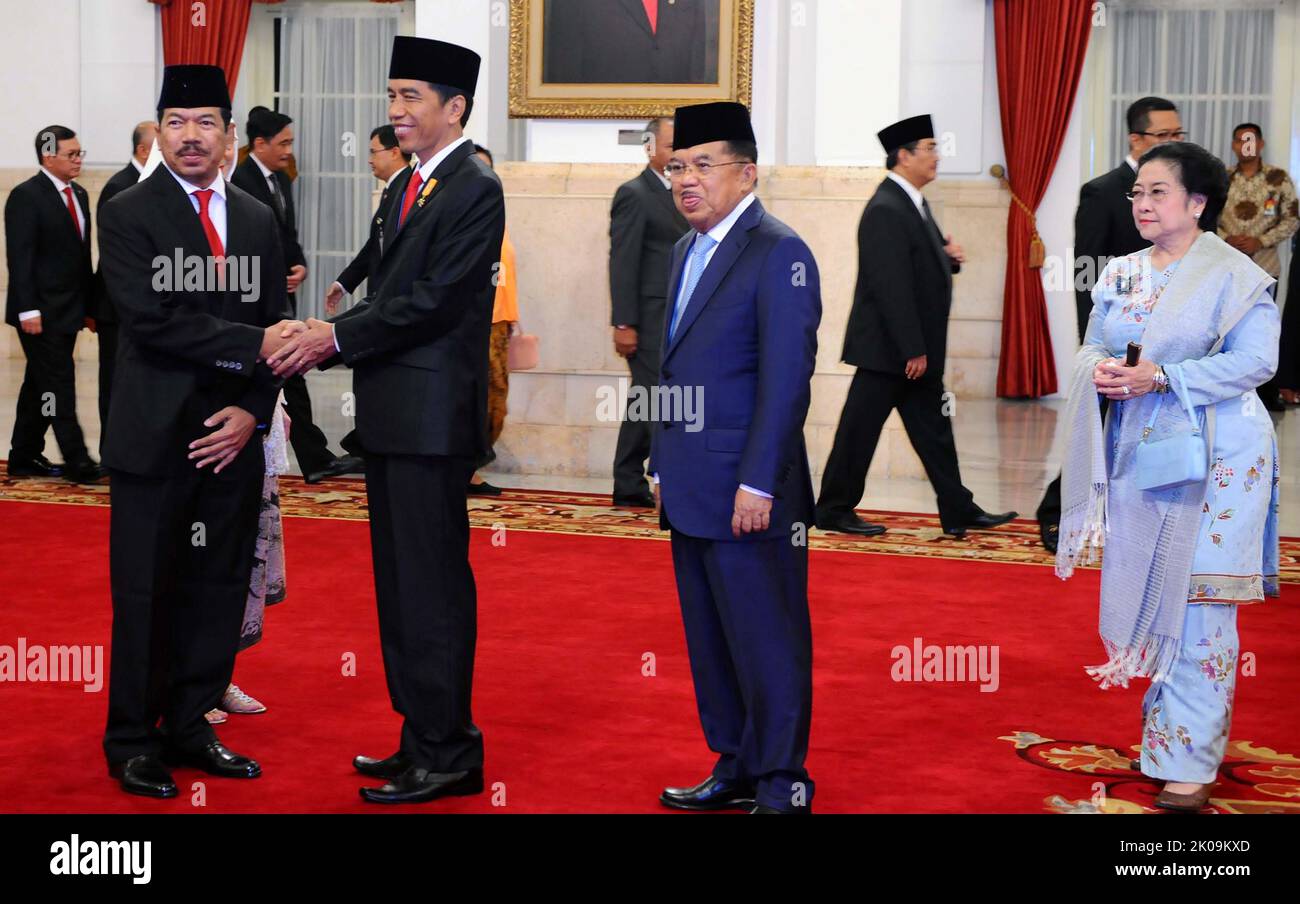 Neu ernannter Chef des indonesischen Cyberbüros Djoko Setiadi zusammen mit dem indonesischen Präsidenten Joko Widodo, VP Jusuf Kalla und Megawati Soekarnoputri. Stockfoto