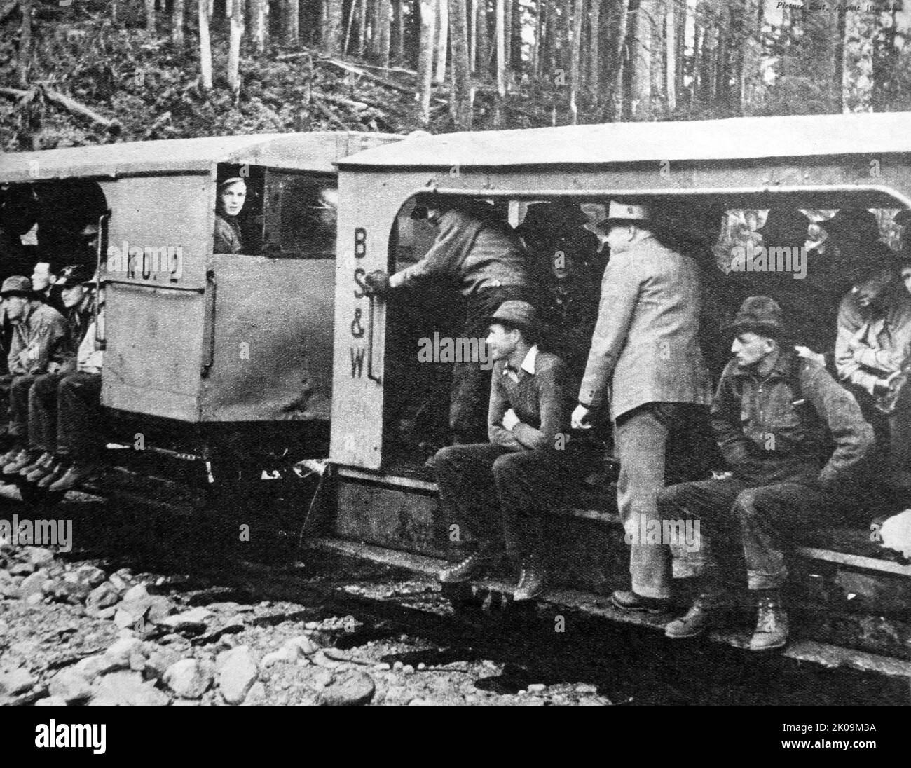 Holzfäller, die während des Zweiten Weltkriegs auf einem Speeder in den Wäldern von British Columbia arbeiten Stockfoto