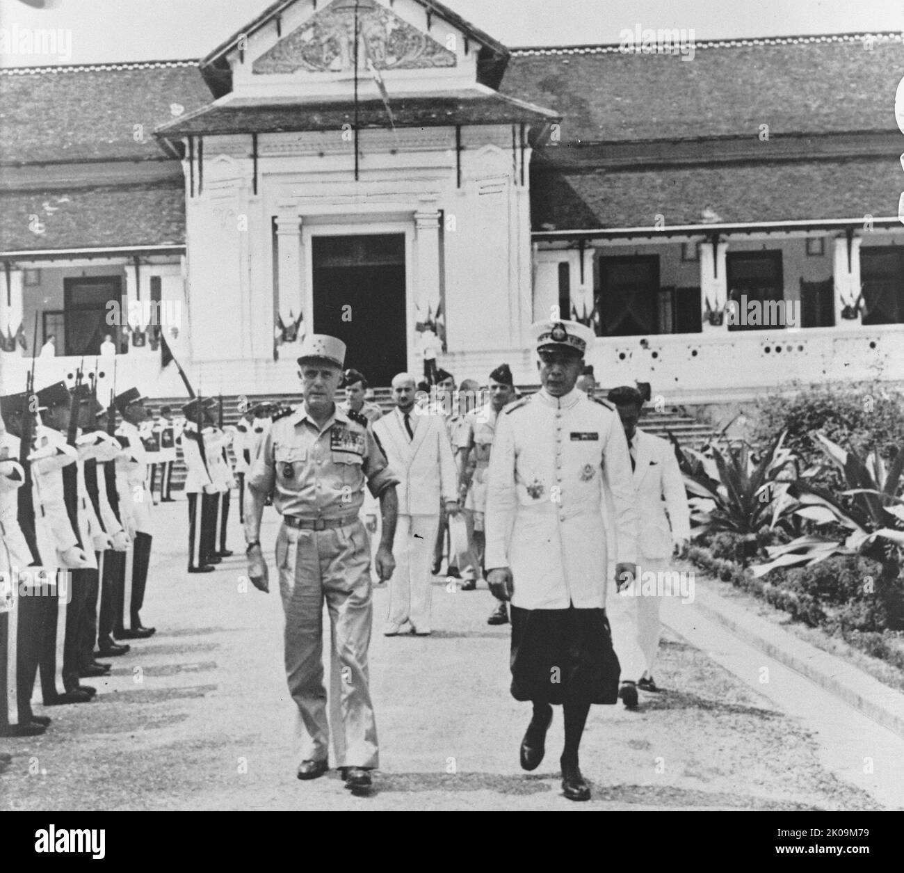 Französischer General Salan und Prinz Savang in Luang Prabang, Laos Hauptstadt, 4. Mai 1953. Stockfoto