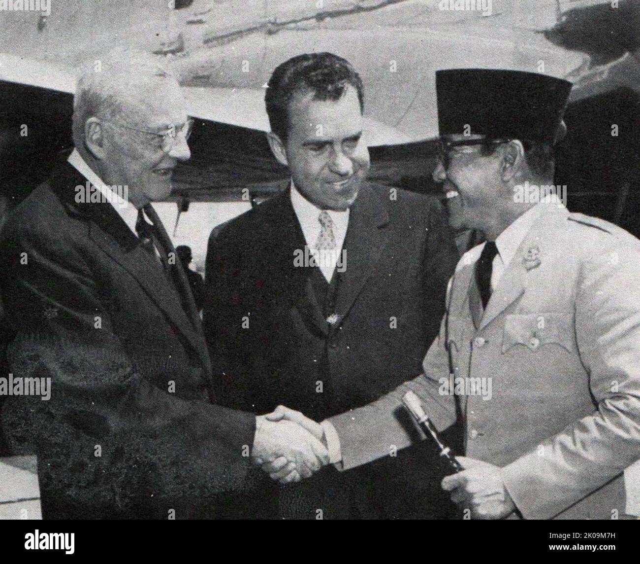 John Foster Dulles, Richard Nixon und der indonesische Präsident Ahmed Sukarno im Jahr 1956. Stockfoto