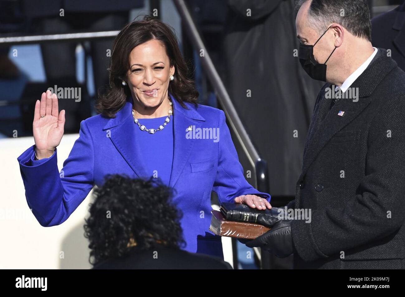 Kamala Harris übernahm am 20. Januar 2021 das Amt als Vizepräsidentin der Vereinigten Staaten. Sie ist die erste weibliche Vizepräsidentin der Vereinigten Staaten, die ranghöchste gewählte Beamtin in der Geschichte der USA und die erste afroamerikanische und erste asiatisch-amerikanische Vizepräsidentin. Stockfoto