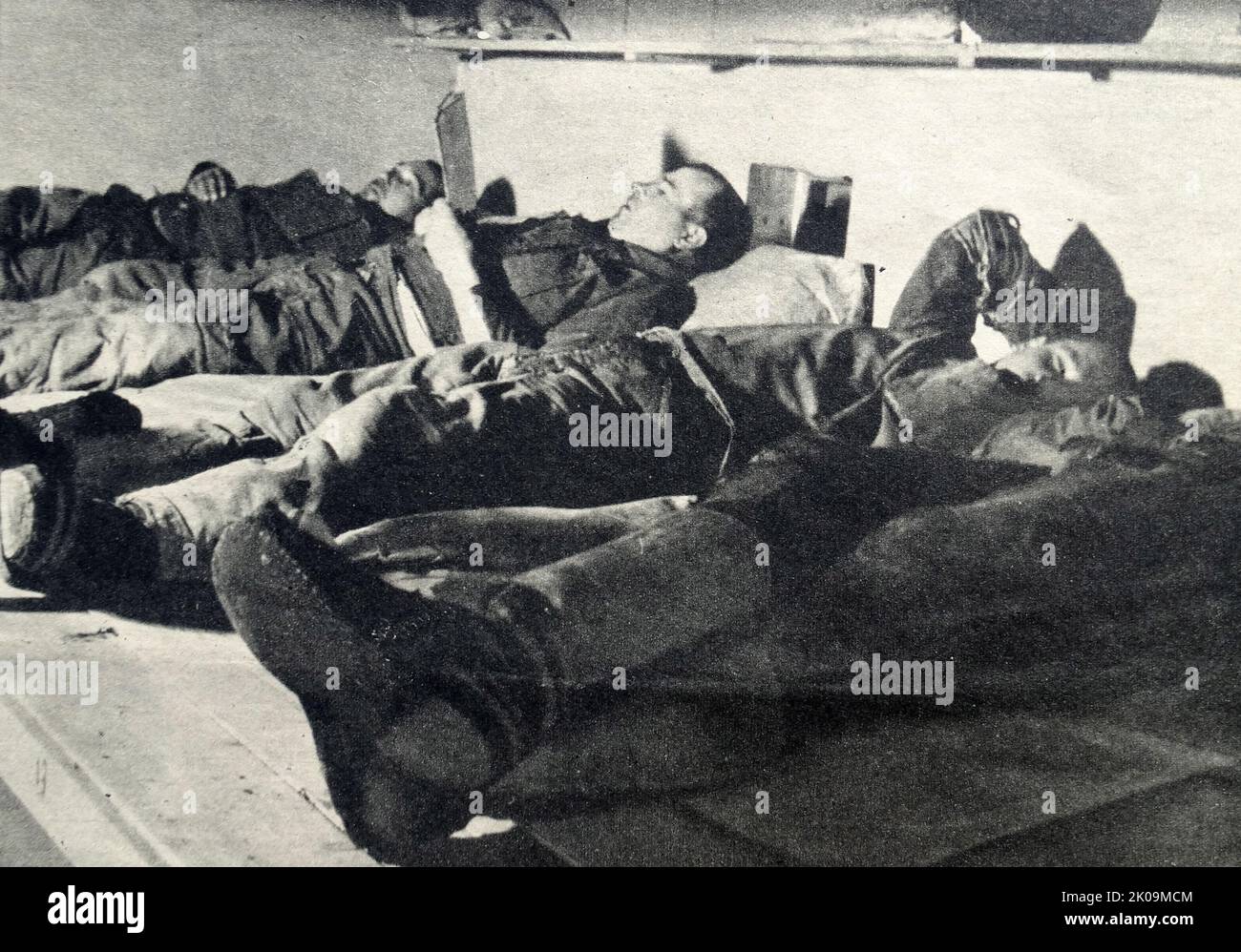 Russische Gefangene der Finnen in einem der Schlafsäle der Kaserne während des Zweiten Weltkriegs Stockfoto