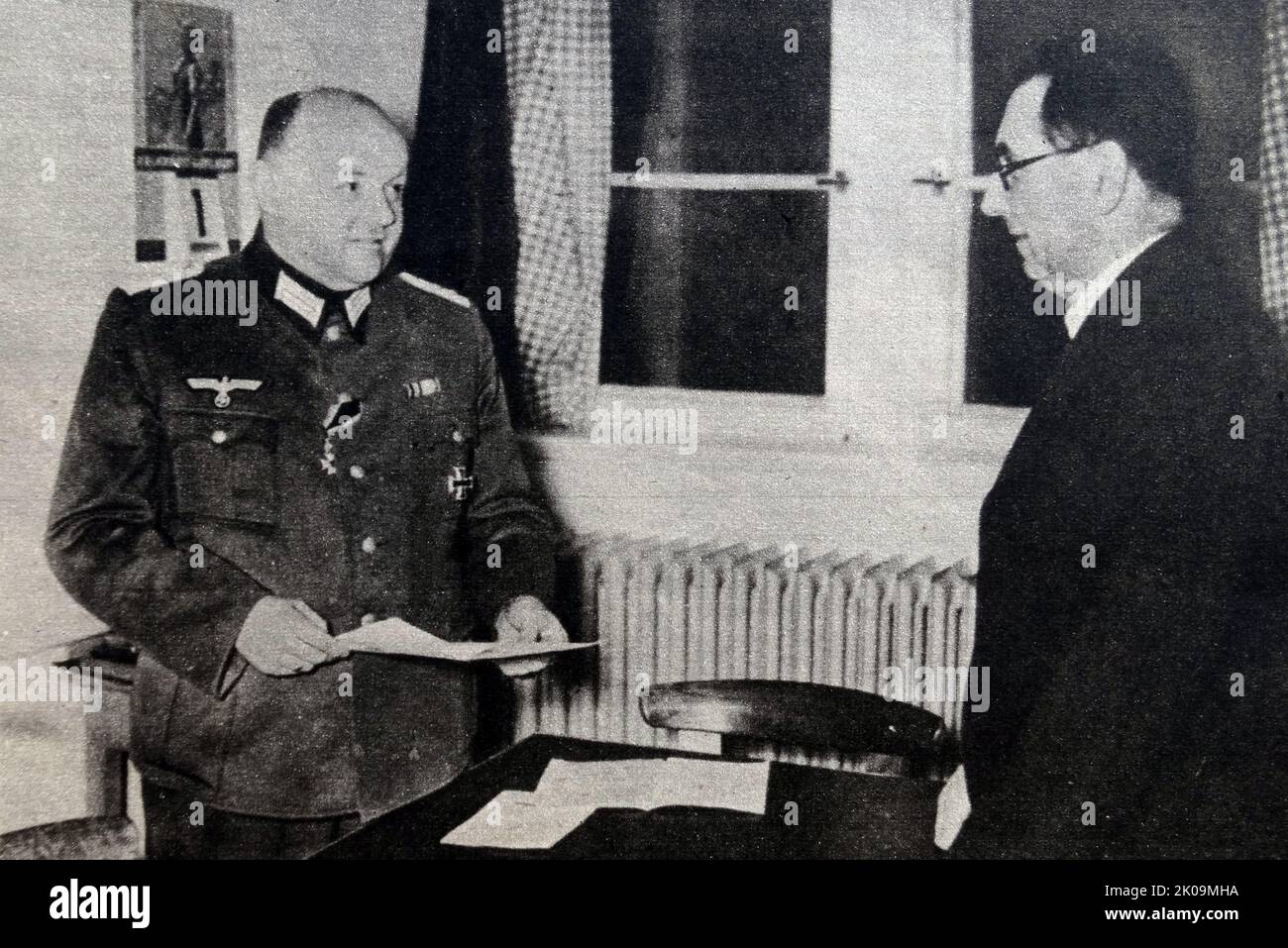 Kommandant des Wulzburger Kriegsgefangenenlagers im Gespräch mit dem Dolmetscher für die französischen Gefangenen während des Zweiten Weltkriegs Stockfoto