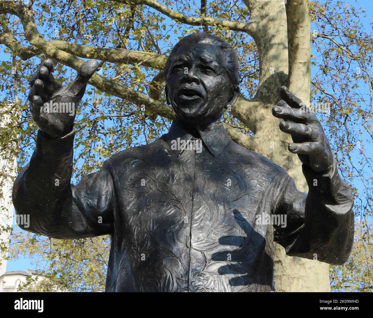 Bronzeskulptur von Nelson Mandela auf dem Parliament Square, London. Nelson Mandela war ehemaliger Präsident Südafrikas und Anti-Apartheid-Aktivist. Ursprünglich 2001 von Donald Woods an Mandela vorgeschlagen, wurde nach dem Tod von Woods ein Fonds eingerichtet und von Woods Frau und Lord Richard Attenborough geleitet. Stockfoto