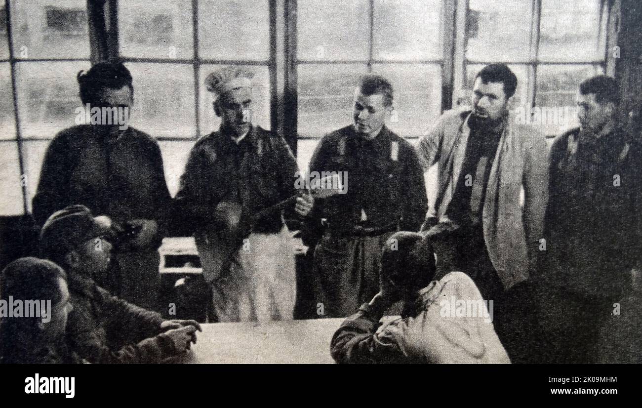 Russische Gefangene der Finnen während des Zweiten Weltkriegs, mit neutralen Journalisten, die die Gefangenen in Ruhe fotografierten, um sowjetische Vorwürfe der Misshandlung zu vermeiden. Stockfoto