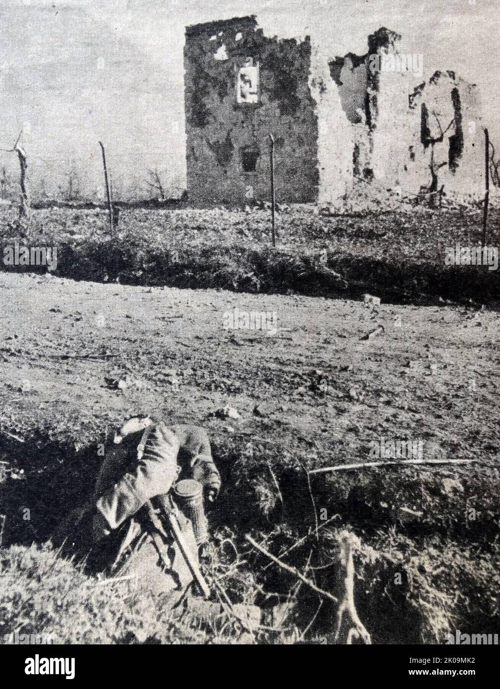 Zerstörung und Tod auf dem Weg nach Cassino. Während des Zweiten Weltkriegs liegen gefallene Truppen am Straßenrand Die Schlacht von Monte Cassino, auch bekannt als die Schlacht um Rom und die Schlacht um Cassino, war eine kostspielige Serie von vier Angriffen der Alliierten gegen die Winterlinie in Italien, die von den Achsenmächten während der Italienischen Kampagne des Zweiten Weltkriegs abgehalten wurde Stockfoto