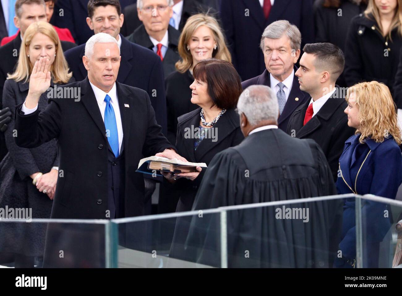 Mike Pence (geboren am 7. Juni 1959) ist ein amerikanischer Politiker; von 2017 bis 2021 Vizepräsident der Vereinigten Staaten. Ein Mitglied der Republikanischen Partei, war er der Gouverneur von Indiana 50. von 2013 bis 2017. Pence war von 2001 bis 2013 auch Mitglied des US-Repräsentantenhauses und vertrat von 2001 bis 2003 den Distrikt 2. von Indiana und von 2003 bis 2013 den Distrikt 6. von Indiana. Stockfoto