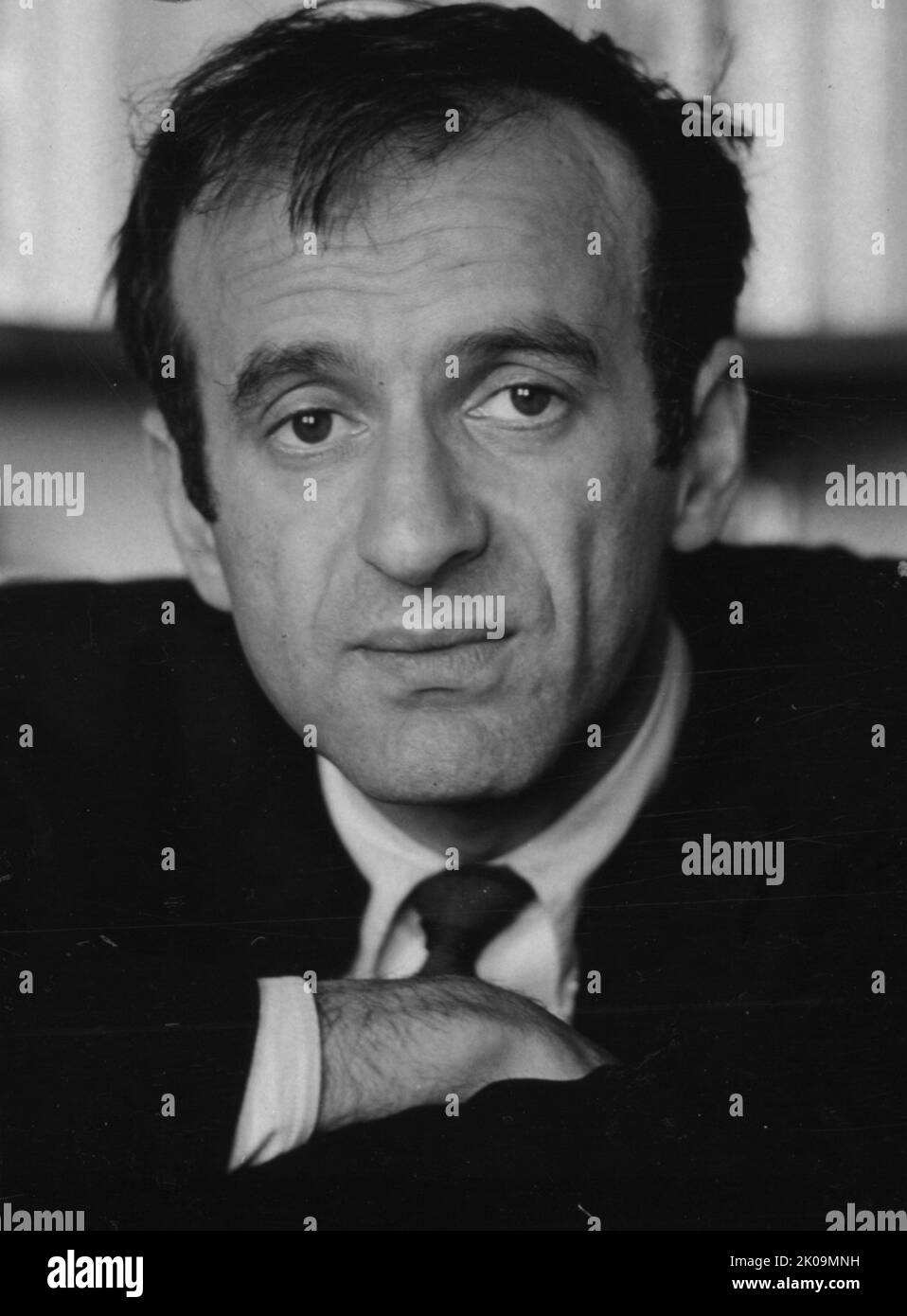 Elie Wiesel (1928 - 2016) in Rumänien geborener amerikanischer Schriftsteller, Professor, politischer Aktivist, Nobelpreisträger und Holocaust-Überlebender. Er verfasste 57 Bücher, die größtenteils auf Französisch und Englisch verfasst wurden, darunter Night, ein Werk, das auf seinen Erfahrungen als jüdischer Gefangener in den Konzentrationslagern Auschwitz und Buchenwald basierte. Stockfoto