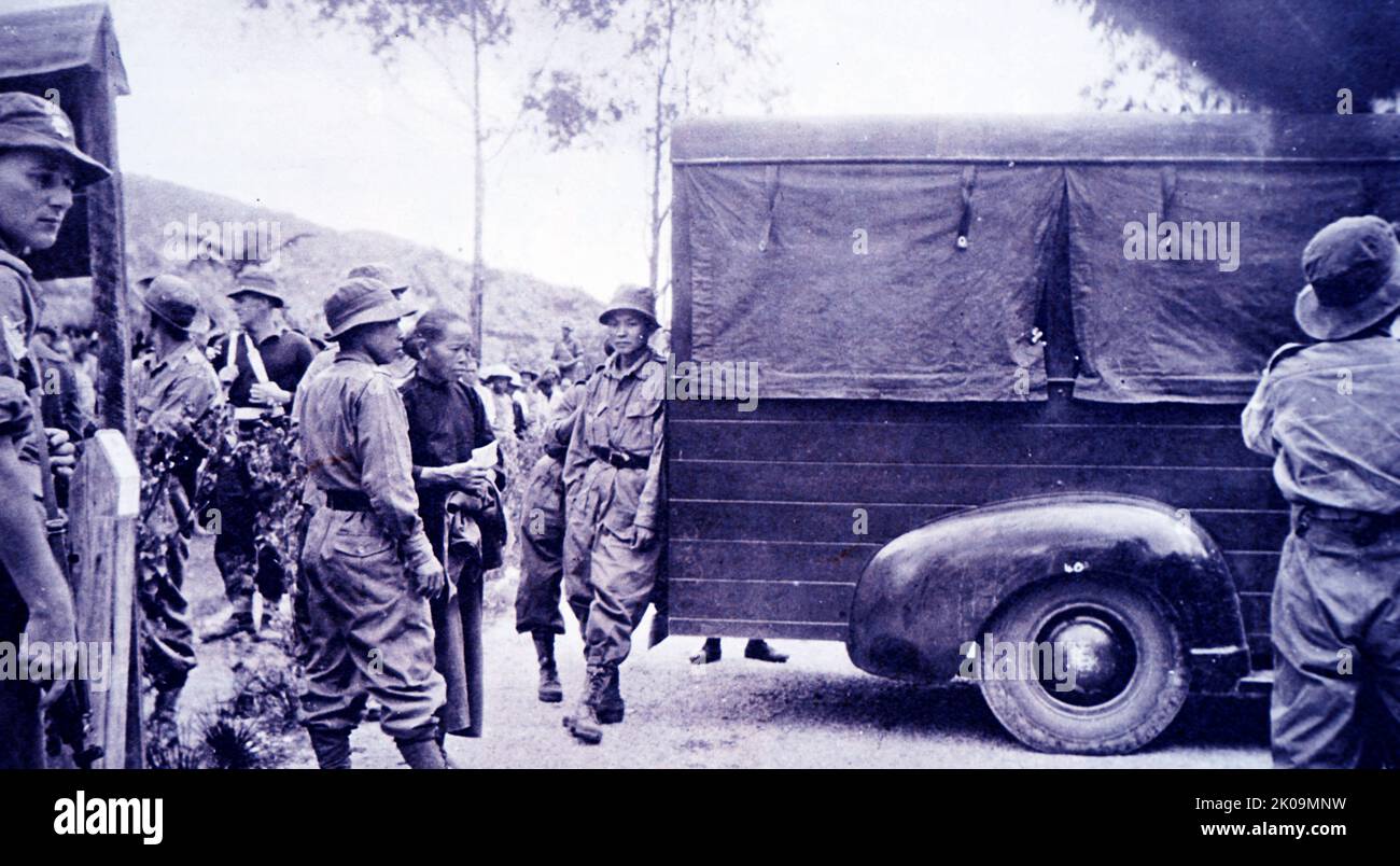 Colddampfgarde screenen eine malaiische Frau mit dem in einem Armeelaufwagen versteckten Anwärter. Die Malaien sind eine austronesische Volksgruppe, die im östlichen Sumatra, auf der malaiischen Halbinsel und an der Küste von Borneo beheimatet ist. Stockfoto