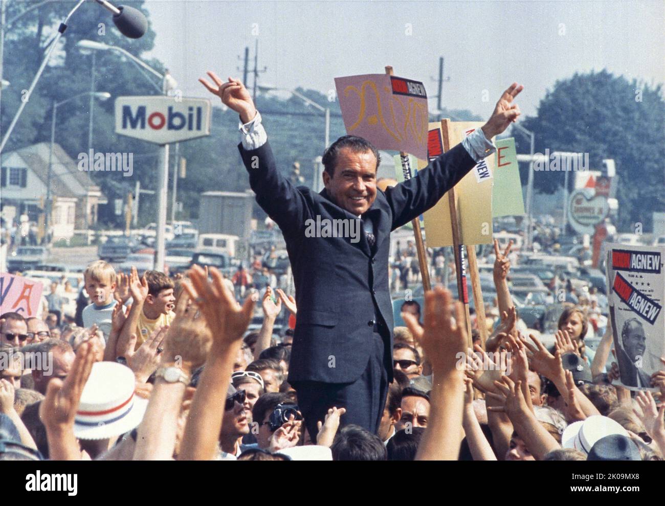 Richard Nixon (1913 - 1994), Präsident der Vereinigten Staaten, diente von 1969 bis 1974. Nixon, ein Mitglied der Republikanischen Partei, diente zuvor von 1953 bis 1961 als Vizepräsident von 36. und wurde nach dem Watergate-Skandal der einzige Präsident, der aus dem Amt zurücktrat. Stockfoto