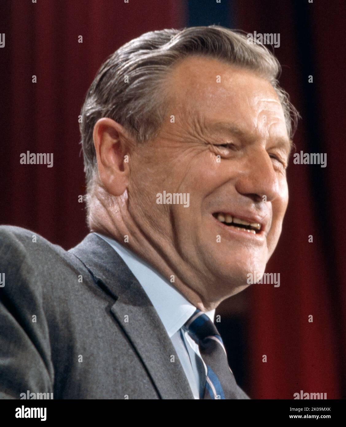 Nelson Aldrich Rockefeller (1908 - 1979) amerikanischer Geschäftsmann und Politiker, der von Dezember 1974 bis Januar 1977 als Vizepräsident der Vereinigten Staaten von 41. und von 1959 bis 1973 als Gouverneur von New York von 49. fungierte. Von 1953 bis 1954 war er stellvertretender Staatssekretär für die Angelegenheiten der amerikanischen Republik bei den Präsidenten Franklin D. Roosevelt und Harry S. Truman (1944-1945) sowie unter Dwight D. Eisenhower als Staatssekretär für Gesundheit, Bildung und Wohlfahrt tätig. Er war ein Enkel des Milliardärs John D. Rockefeller und ein Mitglied der wohlhabenden Rockefeller-Familie Stockfoto