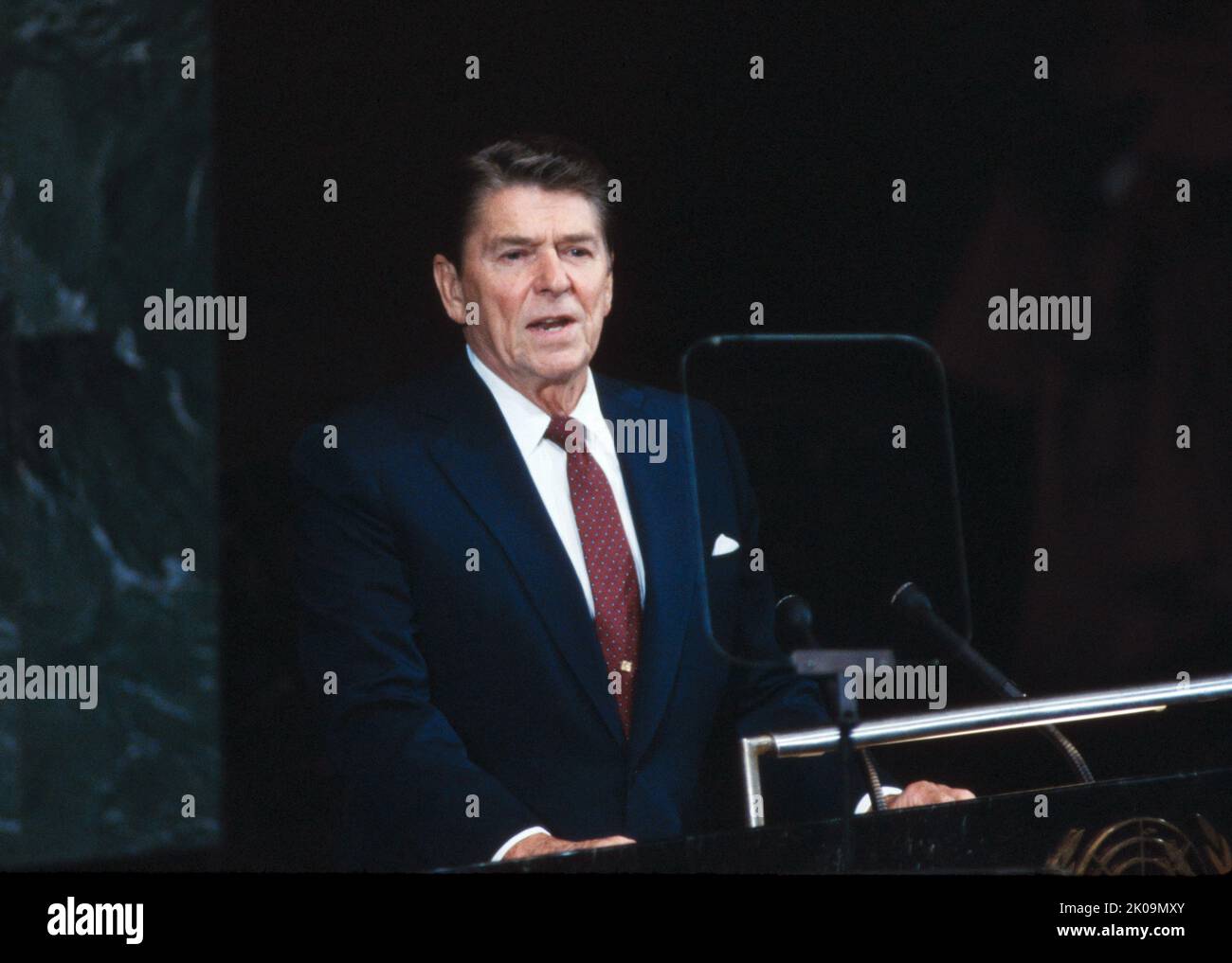 Ronald Wilson Reagan (1911 - 2004) amerikanischer Politiker, der von 1981 bis 1989 als Präsident der Vereinigten Staaten von 40. fungierte. Er war Mitglied der Republikanischen Partei und diente zuvor von 1967 bis 1975 als Gouverneur von Kalifornien 33., nachdem er eine Karriere als Hollywood-Schauspieler und Gewerkschaftsführer hinter sich hatte. Stockfoto