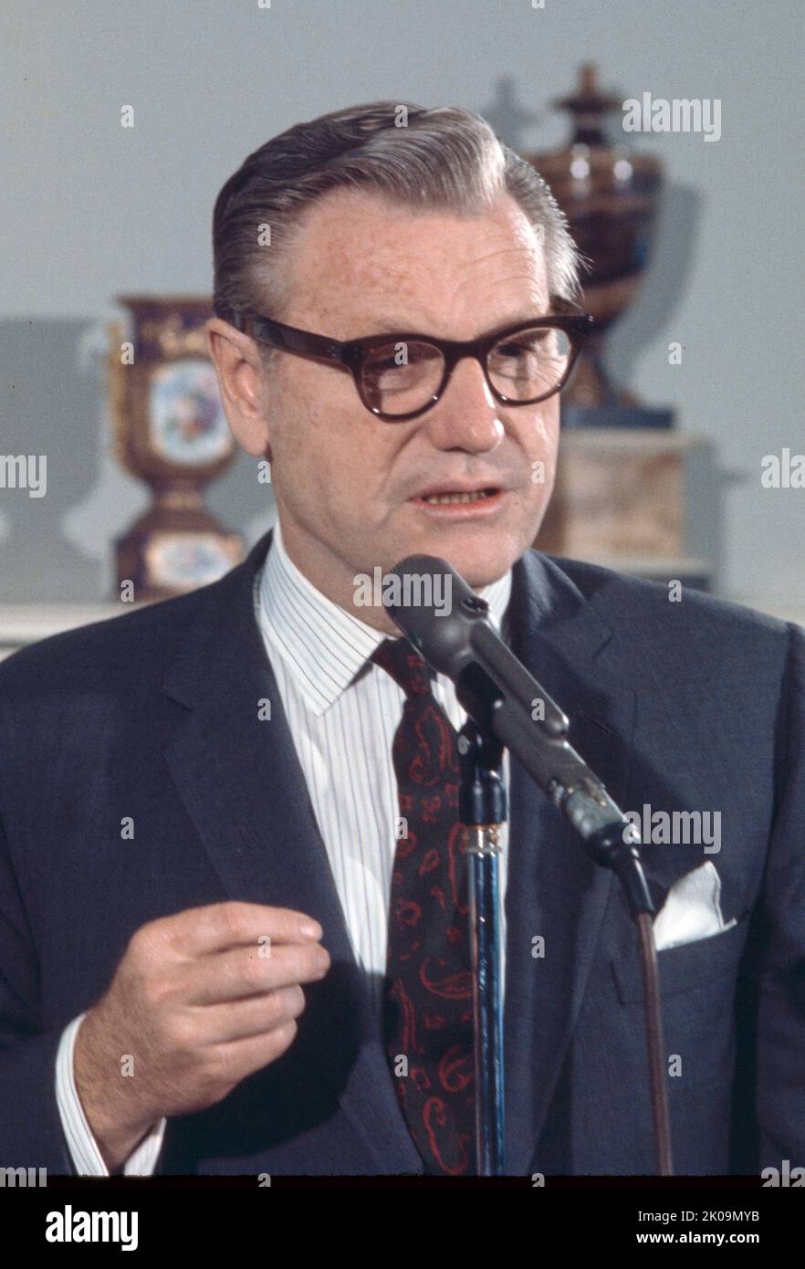 Nelson Aldrich Rockefeller (1908 - 1979) amerikanischer Geschäftsmann und Politiker, der von Dezember 1974 bis Januar 1977 als Vizepräsident der Vereinigten Staaten von 41. und von 1959 bis 1973 als Gouverneur von New York von 49. fungierte. Von 1953 bis 1954 war er stellvertretender Staatssekretär für die Angelegenheiten der amerikanischen Republik bei den Präsidenten Franklin D. Roosevelt und Harry S. Truman (1944-1945) sowie unter Dwight D. Eisenhower als Staatssekretär für Gesundheit, Bildung und Wohlfahrt tätig. Er war ein Enkel des Milliardärs John D. Rockefeller und ein Mitglied der wohlhabenden Rockefeller-Familie Stockfoto