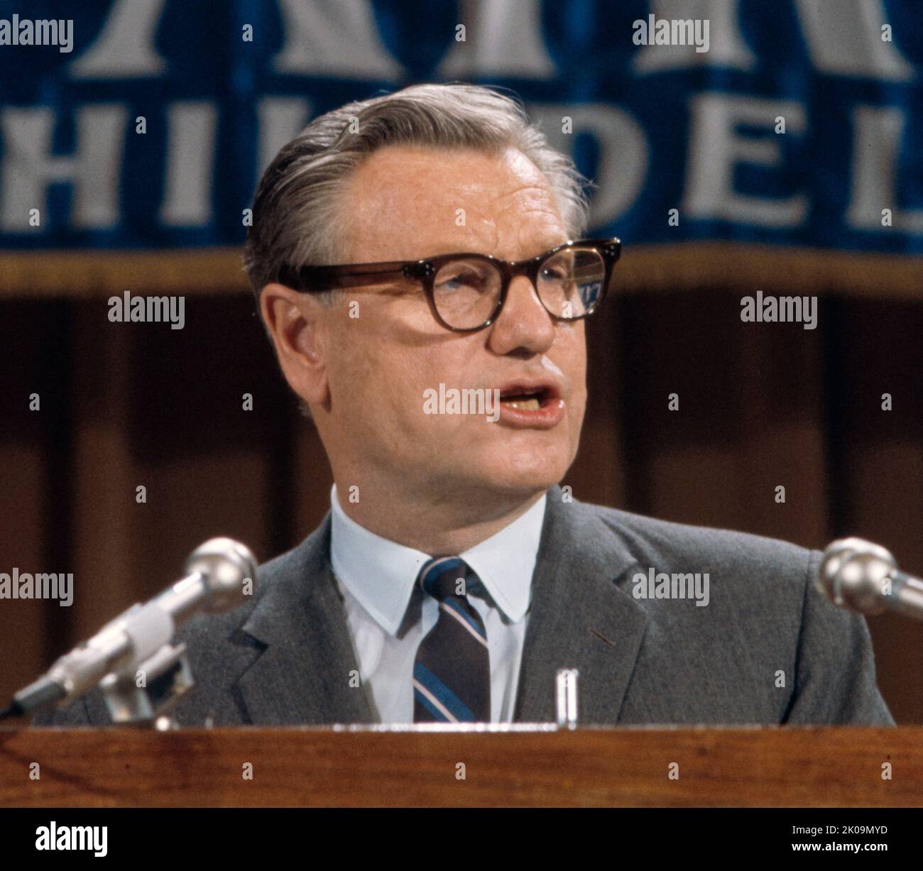 Nelson Aldrich Rockefeller (1908 - 1979) amerikanischer Geschäftsmann und Politiker, der von Dezember 1974 bis Januar 1977 als Vizepräsident der Vereinigten Staaten von 41. und von 1959 bis 1973 als Gouverneur von New York von 49. fungierte. Von 1953 bis 1954 war er stellvertretender Staatssekretär für die Angelegenheiten der amerikanischen Republik bei den Präsidenten Franklin D. Roosevelt und Harry S. Truman (1944-1945) sowie unter Dwight D. Eisenhower als Staatssekretär für Gesundheit, Bildung und Wohlfahrt tätig. Er war ein Enkel des Milliardärs John D. Rockefeller und ein Mitglied der wohlhabenden Rockefeller-Familie Stockfoto