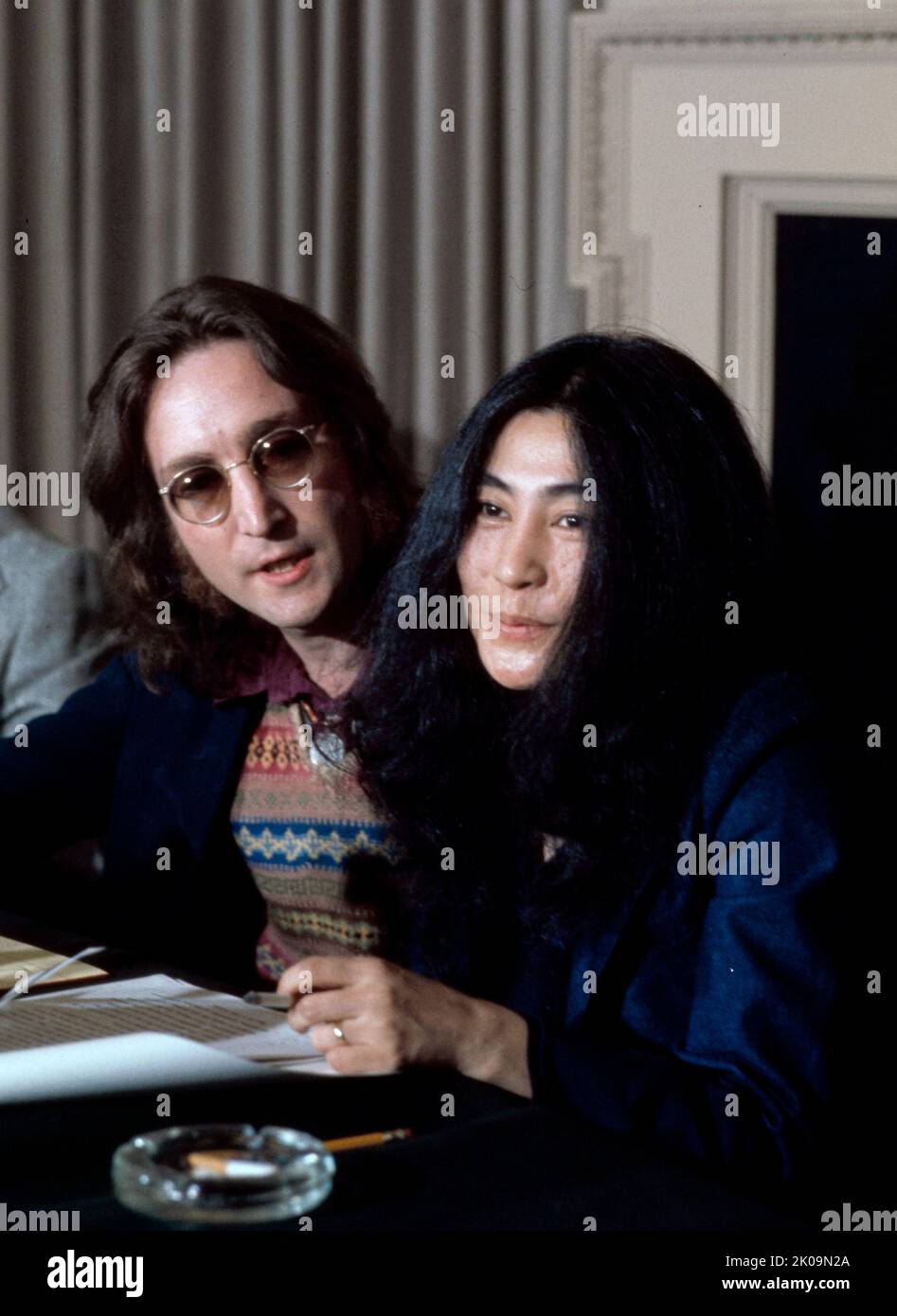 John Lennon und Yoko Ono bei einer Pressekonferenz. Zwei Jahre vor der Auflösung der Beatles begannen Lennon und Ono mit öffentlichen Protesten gegen den Vietnamkrieg. Sie heirateten am 20. März 1969 in Gibraltar und verbrachten ihre Flitterwochen im Hilton Amsterdam, wo sie mit einem einwöchigen Bed-in für den Frieden warben. Stockfoto