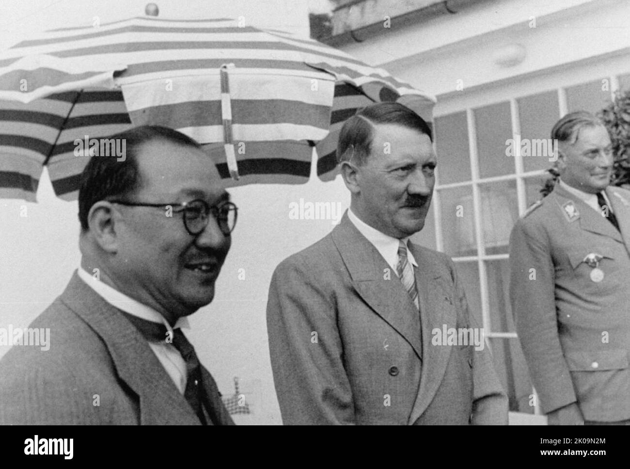 Herr Kung Hsiang-hsi traf sich 1936 mit Adolf Hitler von Nazi-Deutschland. Kung Hsiang-hsi (1881 - 1967), oft bekannt als Dr. H. H. Kung, war ein chinesischer Bankier und Politiker im frühen 20.. Jahrhundert. Er heiratete Soong Ai-ling, die älteste der drei Soong-Schwestern; die beiden anderen heirateten den Präsidenten Sun Yat-sen und den letzteren Präsidenten Chiang Kai-shek. Zusammen mit seinem Schwager Soong Tse-ven war er in den Jahren 1930s und 1940s sehr einflussreich bei der Festlegung der Wirtschaftspolitik der von Kuomintang geführten nationalistischen Regierung der Republik China. Stockfoto
